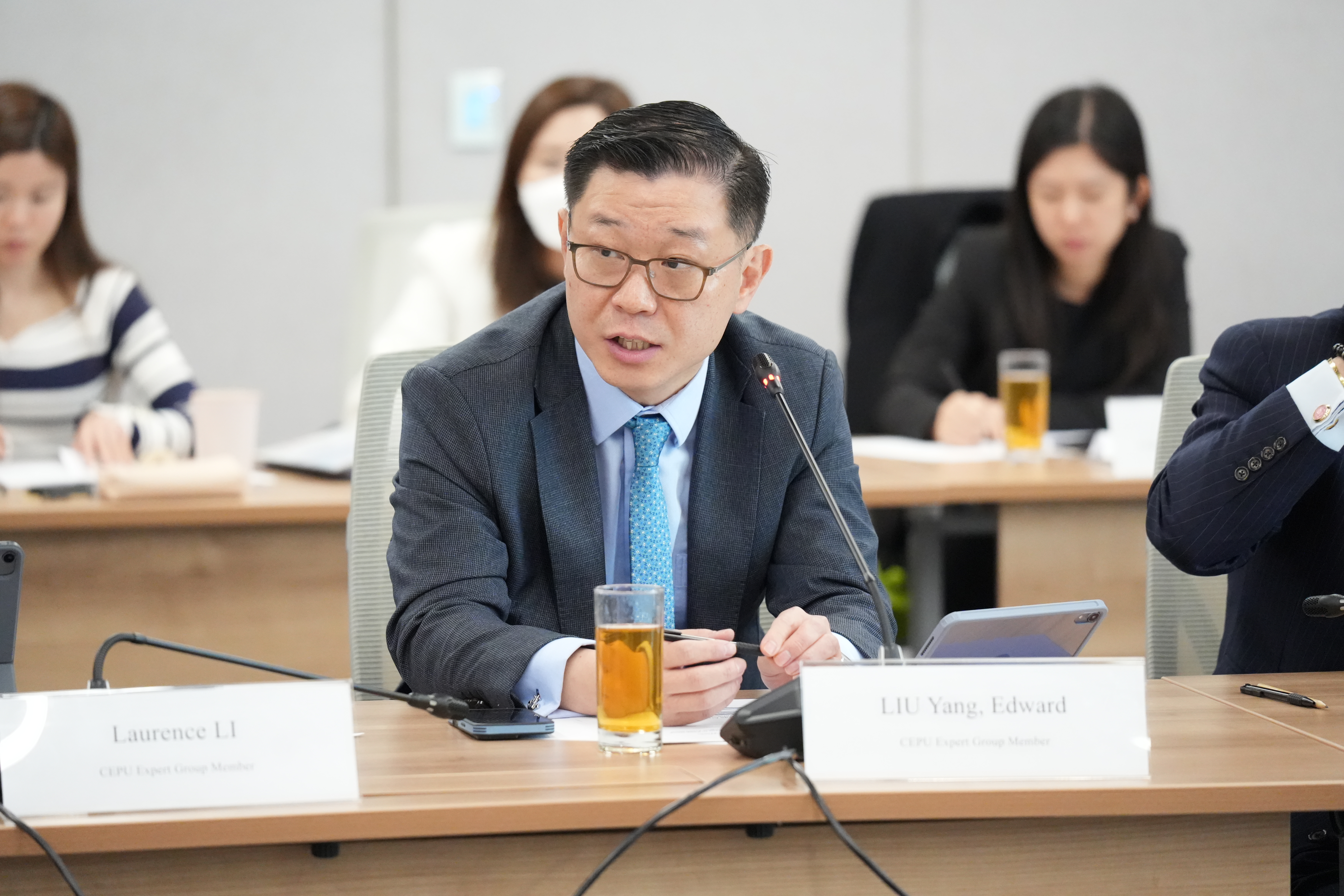 特首政策組專家組成員、仲裁法律改革工作小組成員、海問律師事務所合夥人劉洋律師出席會議。