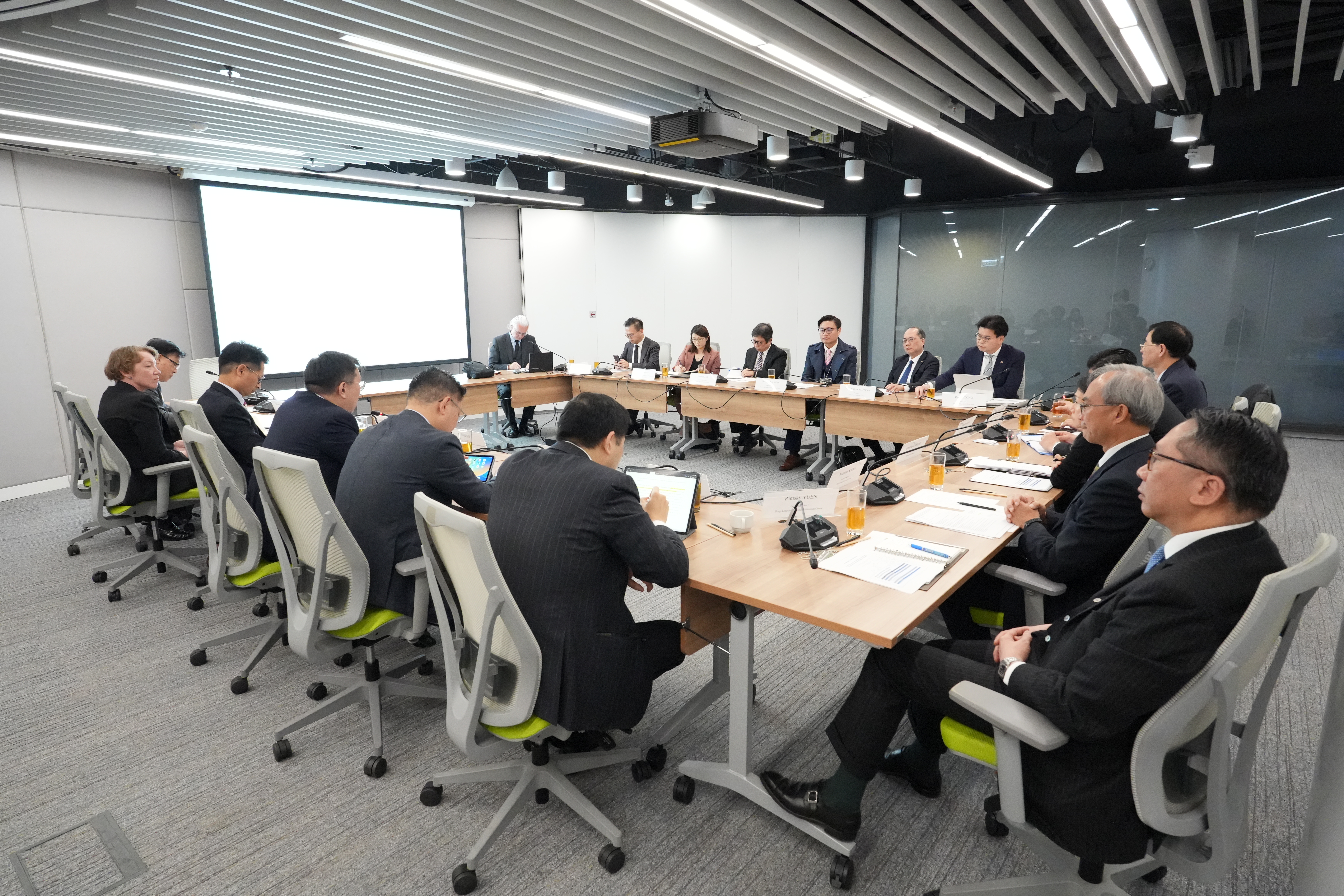 特首政策組舉辦內部研討會，匯聚法律、學術及仲裁界重量級代表，探討香港發展電子仲裁裁決（e-award）的策略方向。