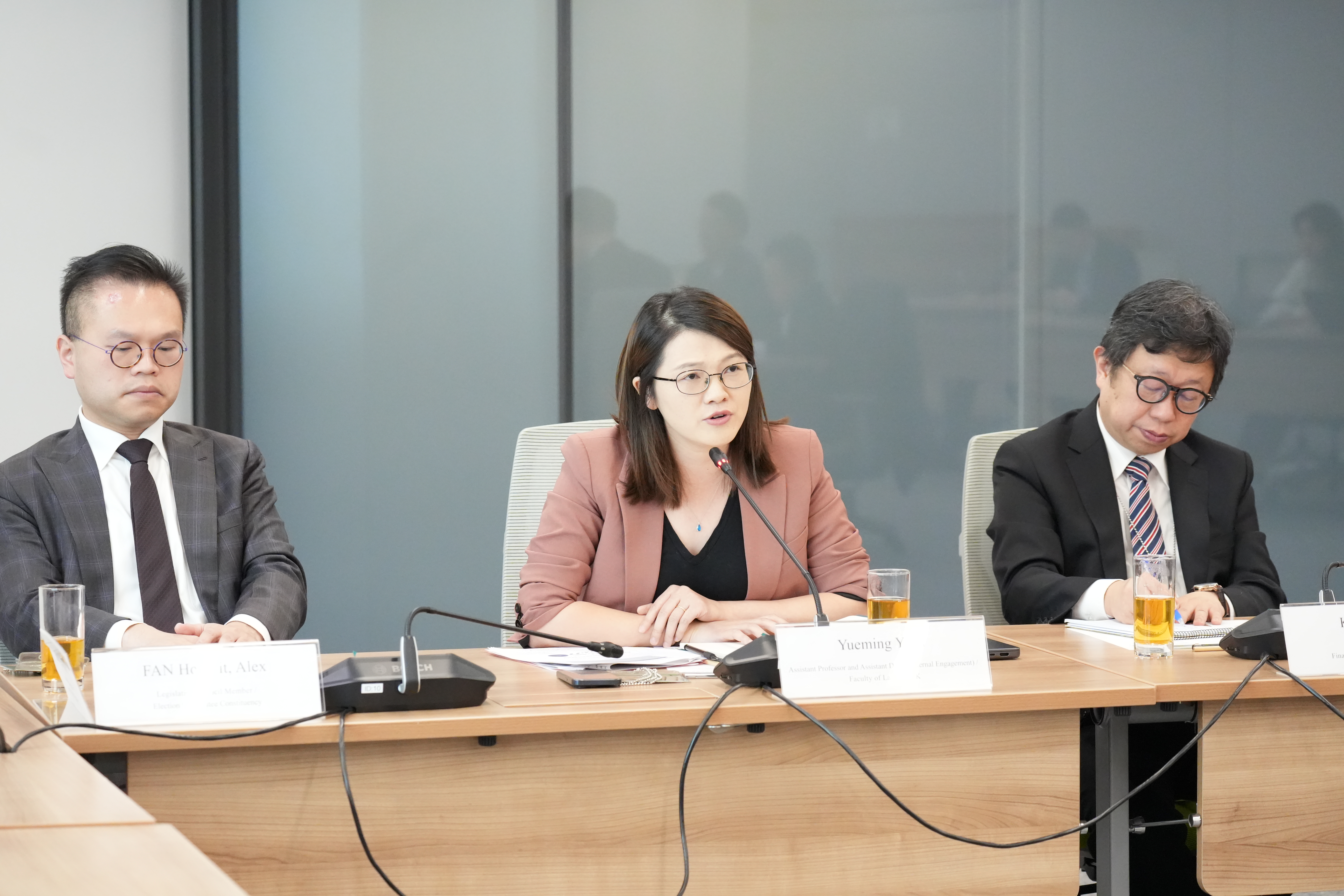 香港中文大學法學院助理教授顏月明博士（中）出席會議。