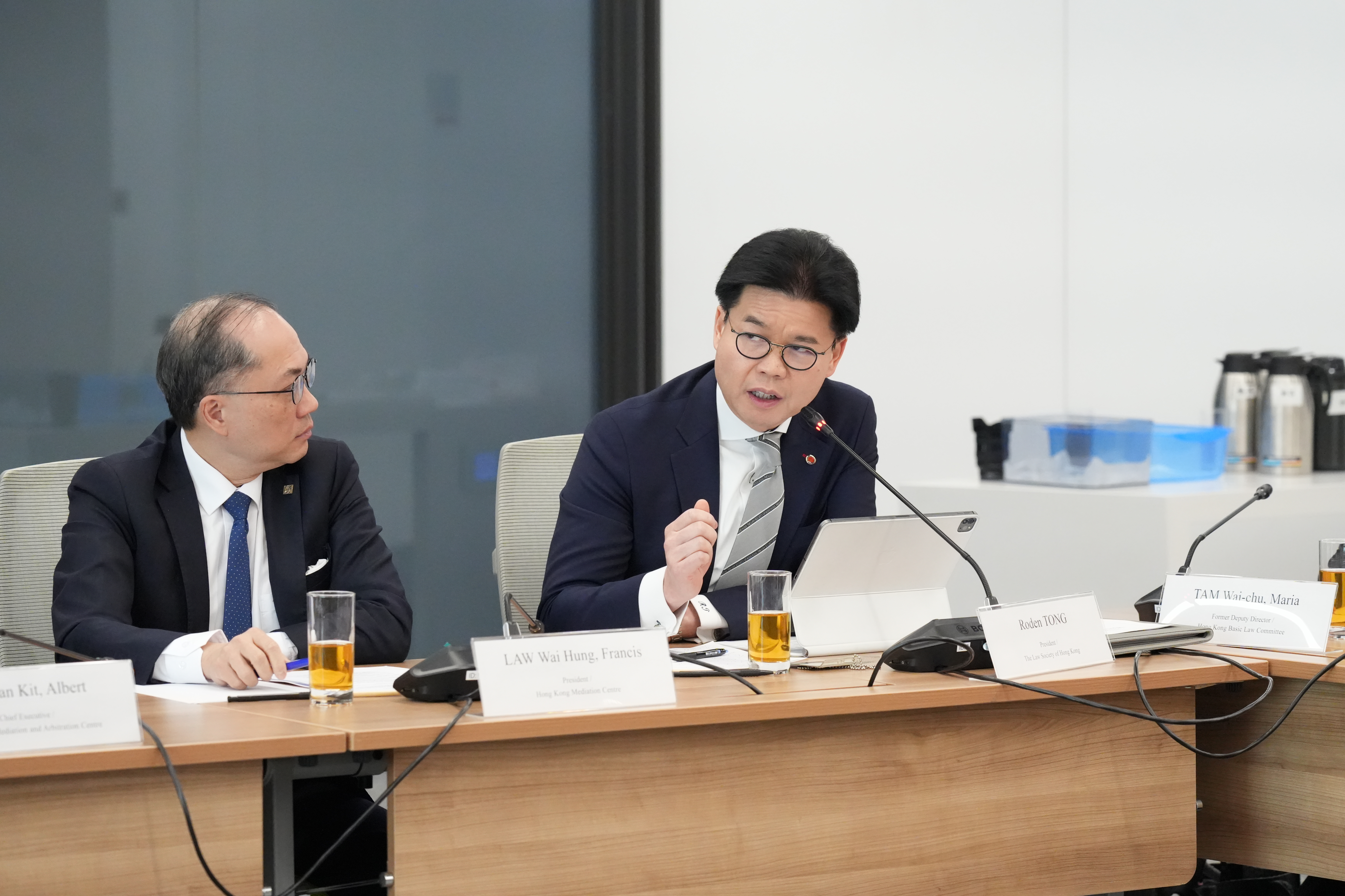 香港律師會會長湯文龍律師（右）出席會議。