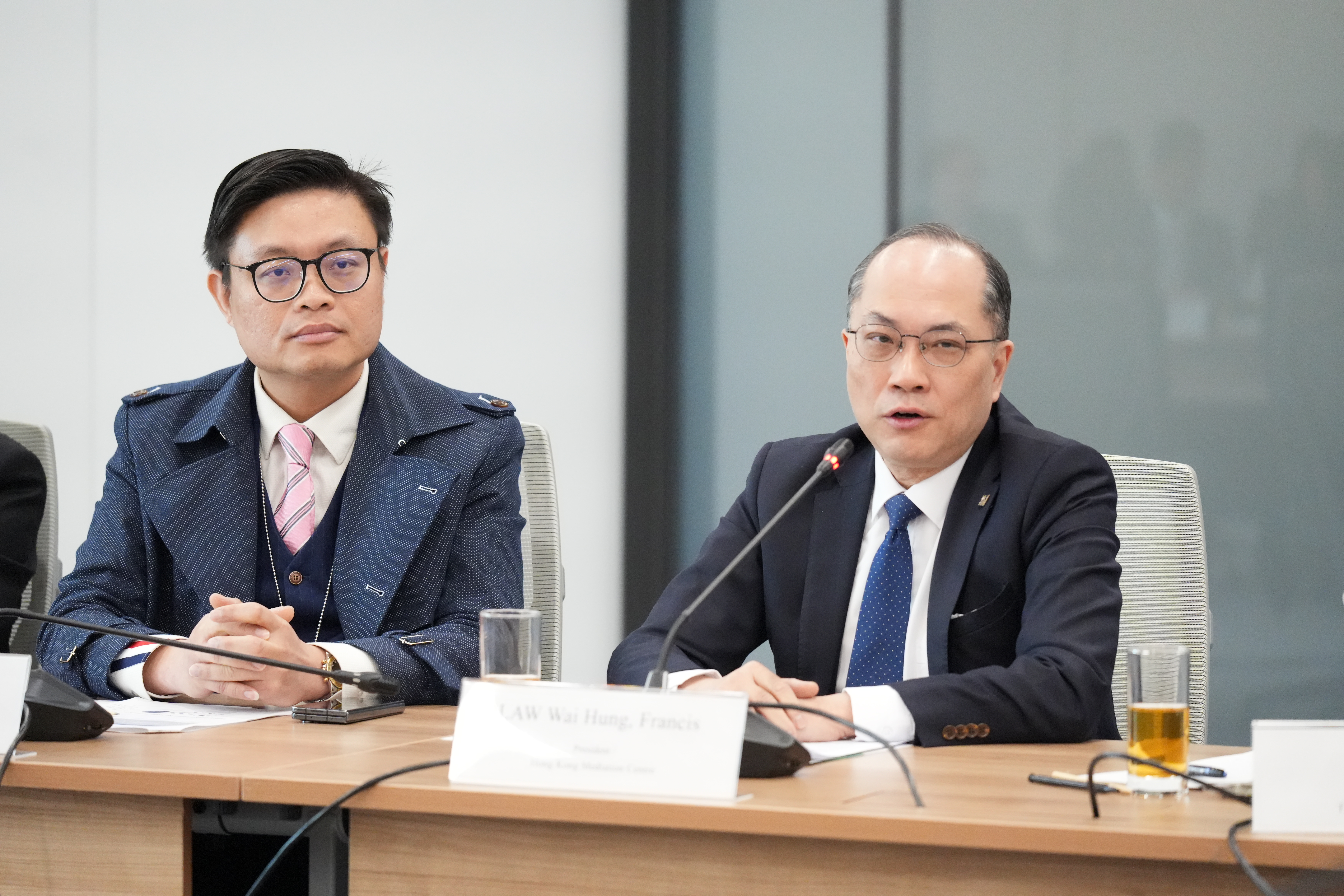 香港和解中心會長羅偉雄博士（右）出席會議。