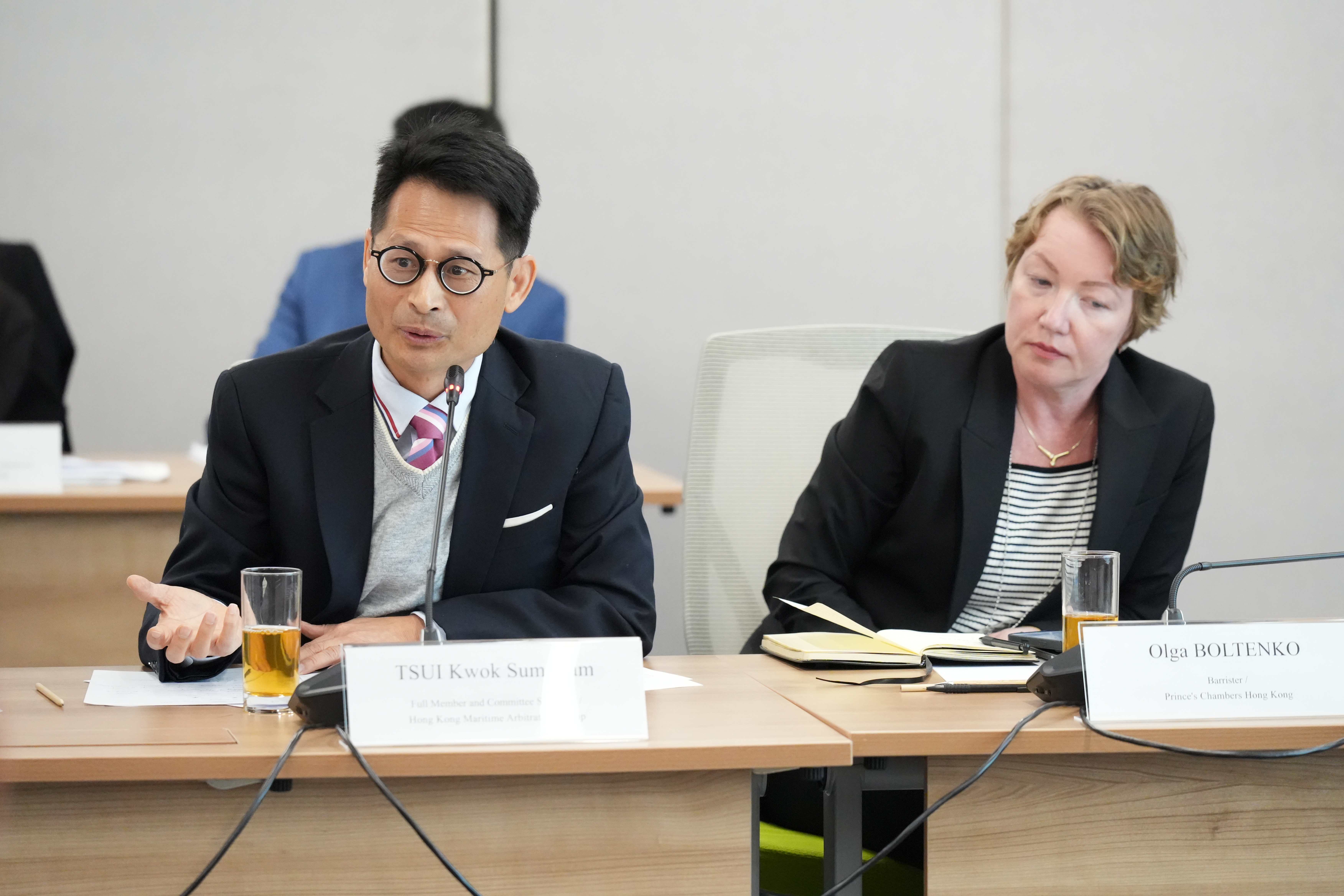 香港海事仲裁協會全職會員徐國森律師（左）出席會議。