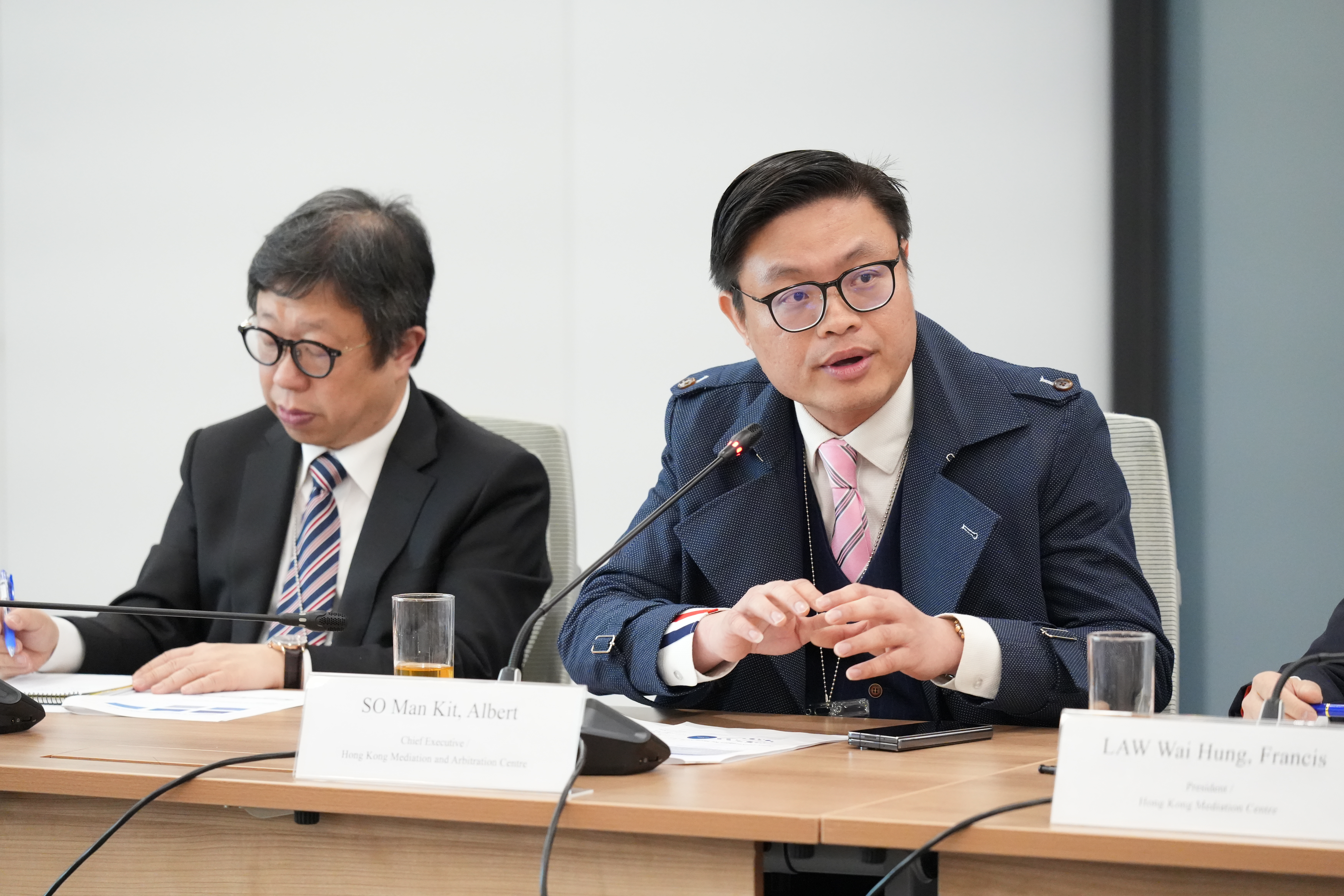 香港調解仲裁中心主席蘇文傑教授（右）出席會議。