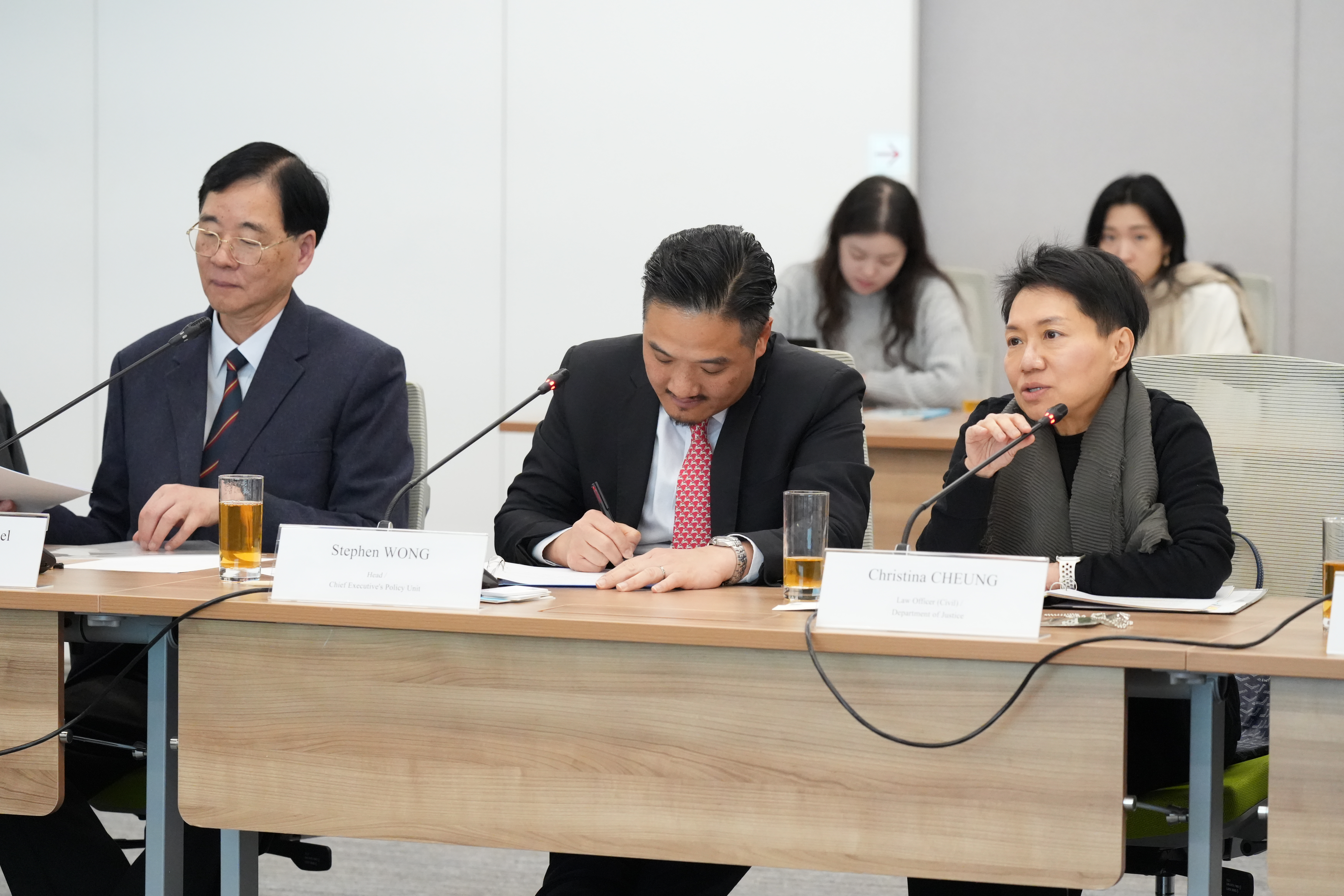 律政司民事法律科民事法律專員張錦慧（右）出席會議。