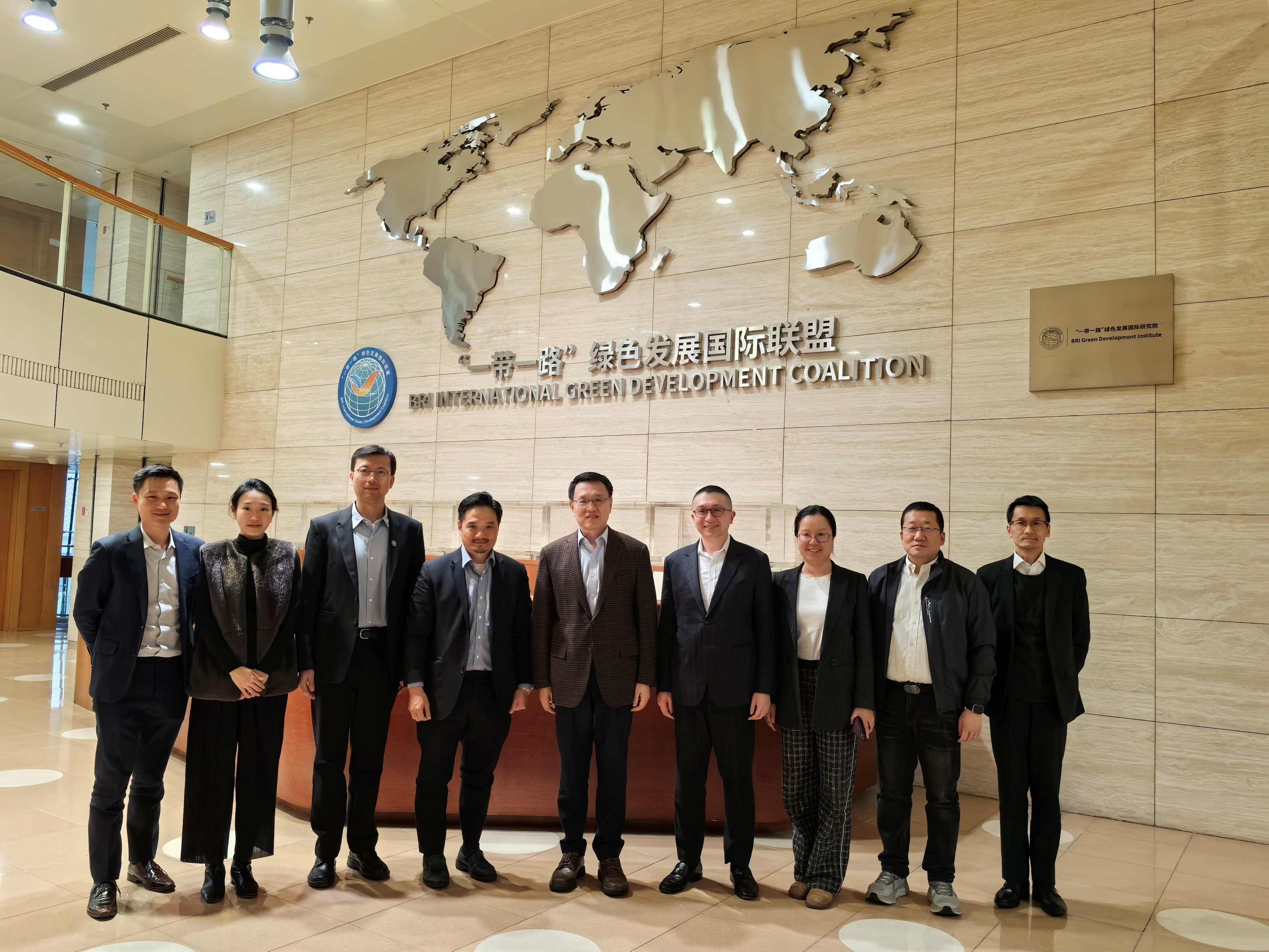 特首政策組一行與「一帶一路」綠色發展國際聯盟理事長趙英民（中）及其團隊會面。