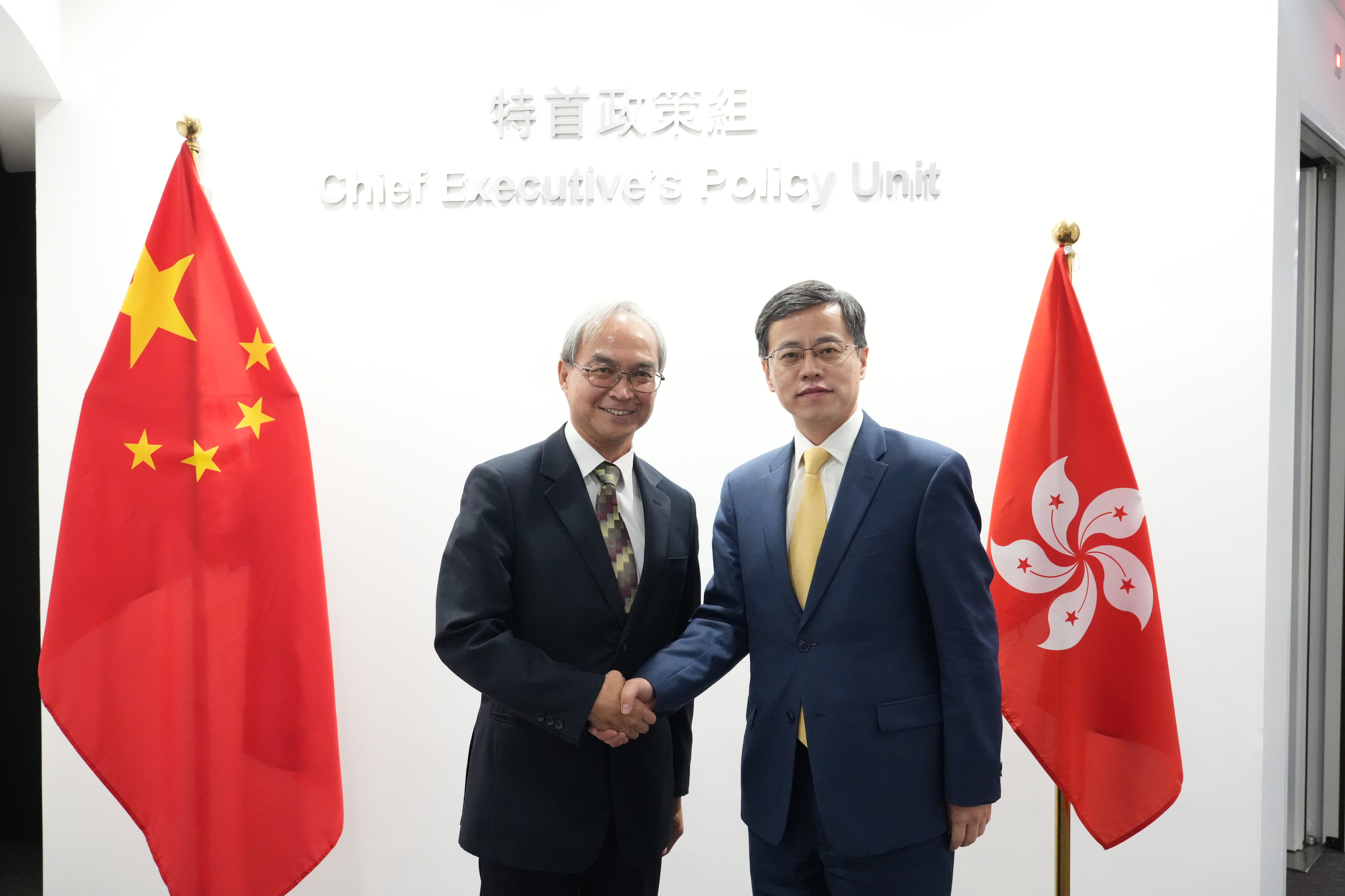 關家明與中華人民共和國外交部北美大洋洲司副司長唐志文會面。