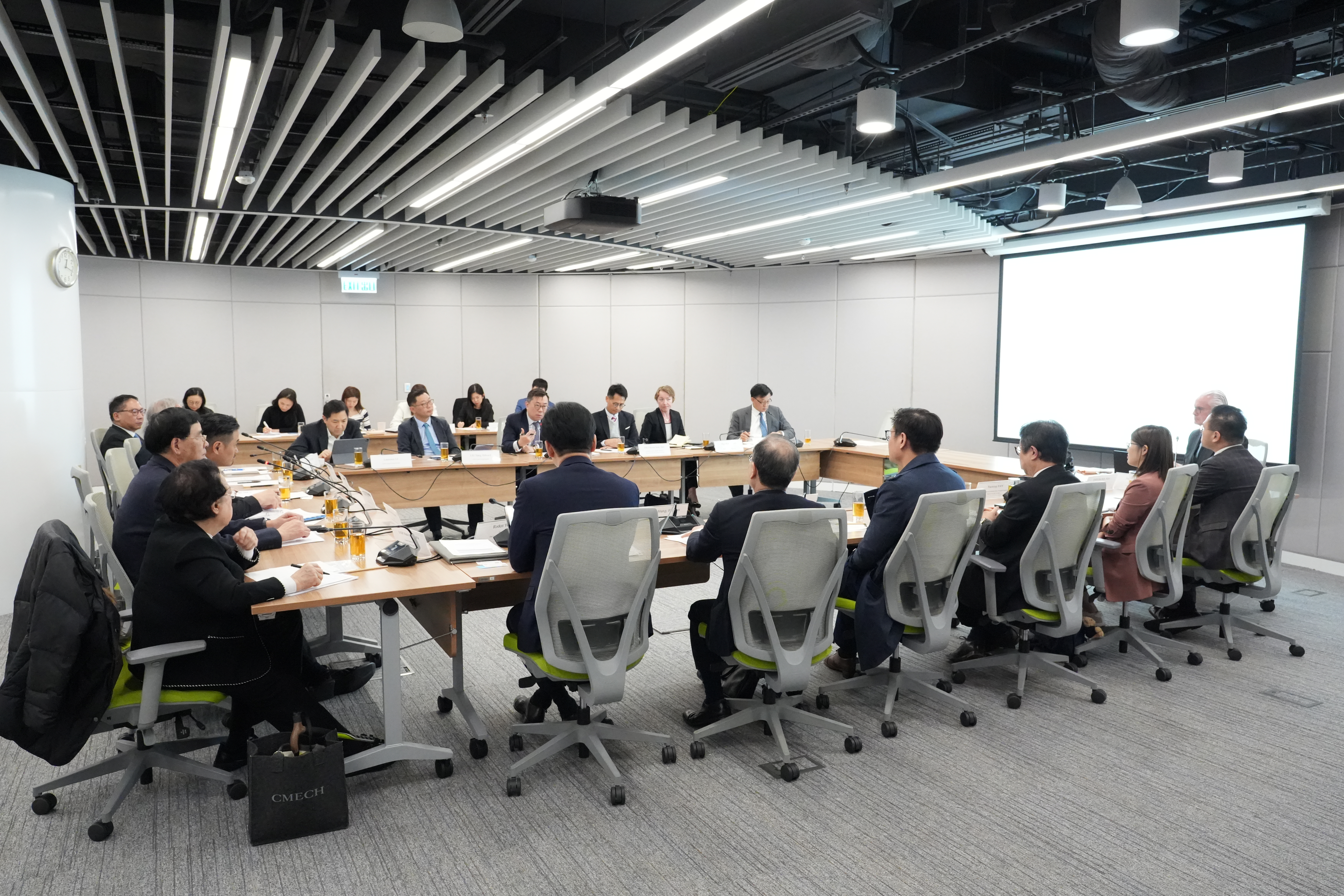 特首政策組舉辦公共政策研究資助計劃內部研討會。