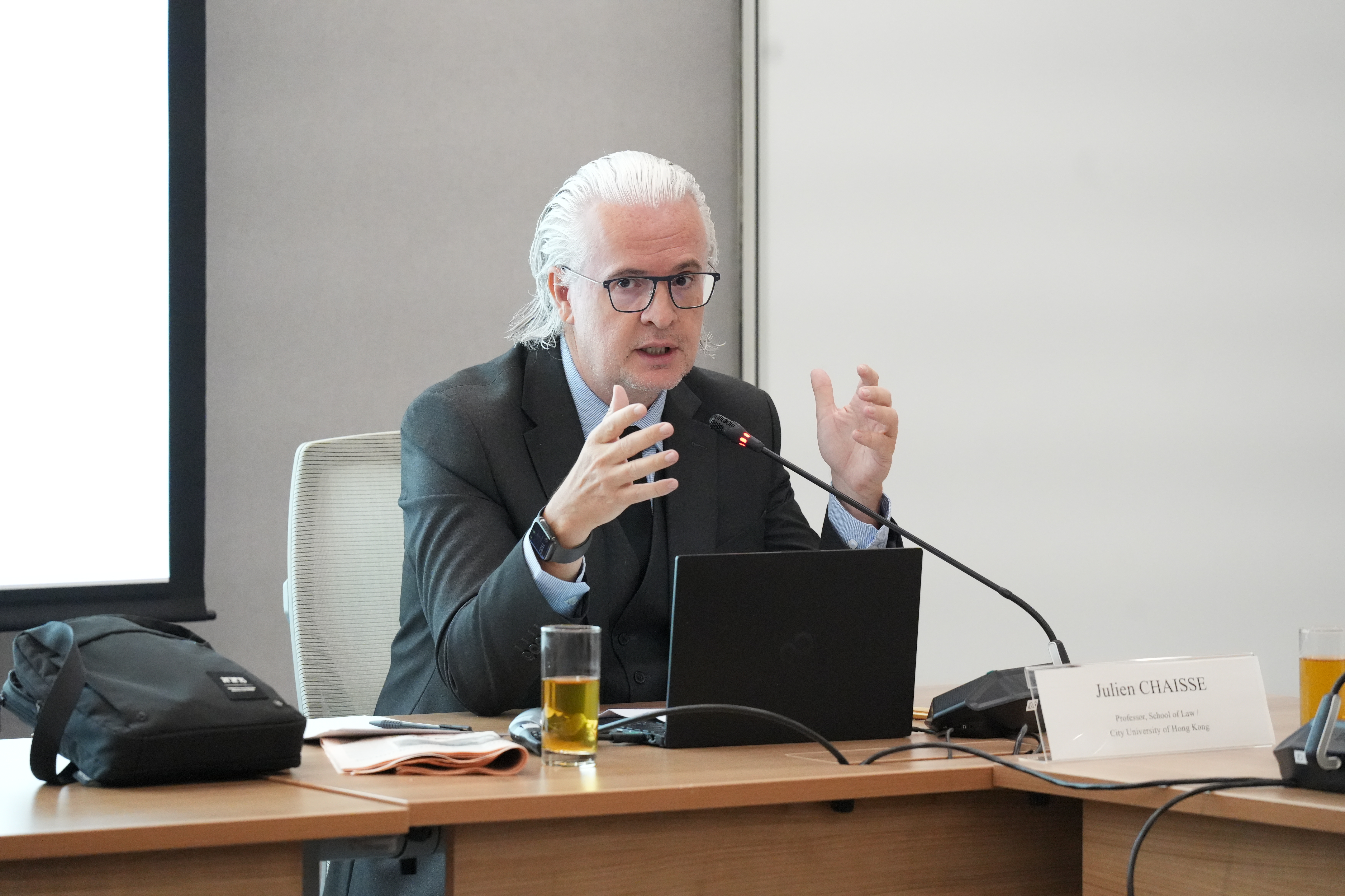 香港城市大學法律學院夏竹立教授分享研究方向。