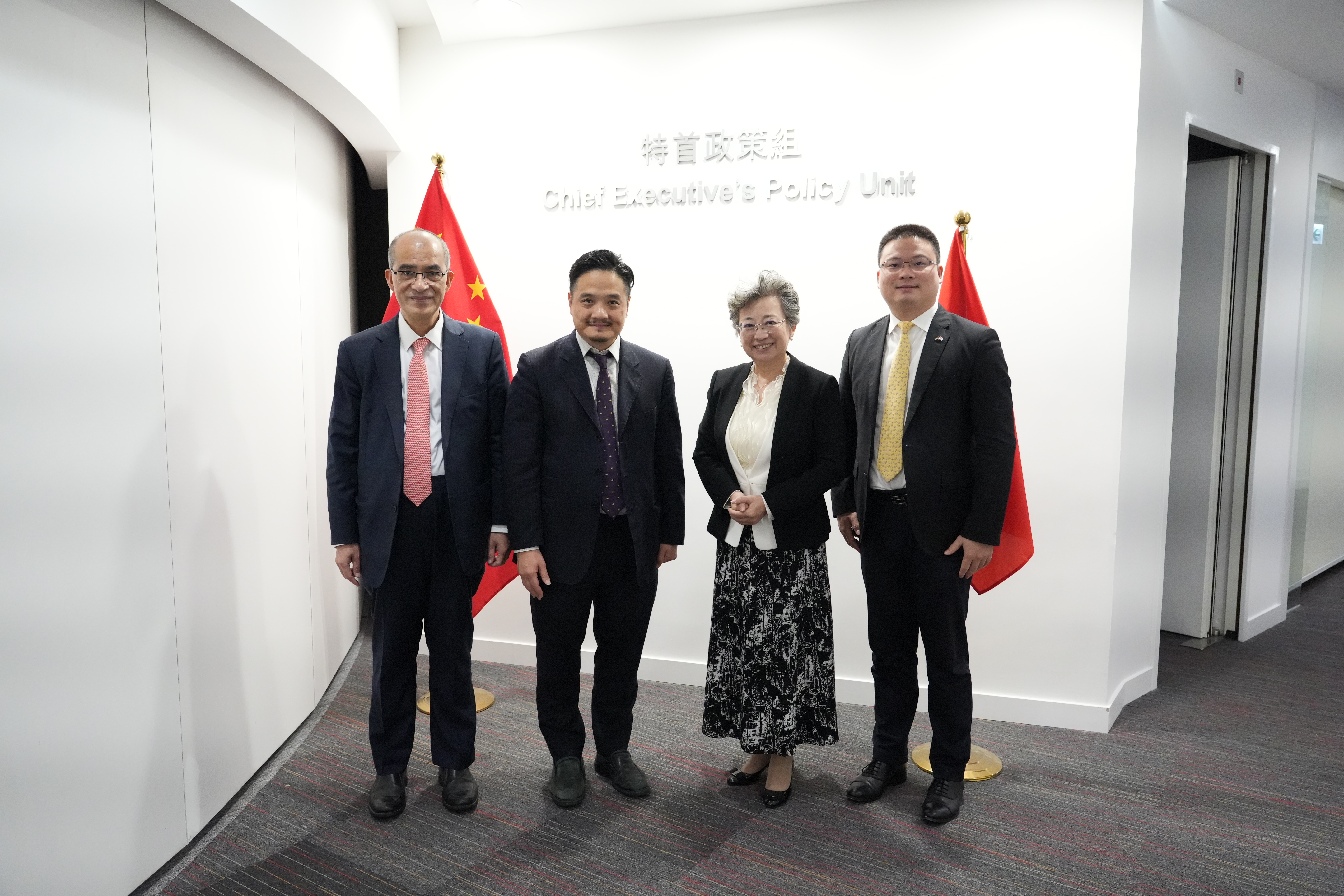 黃元山博士及王春新博士與中華人民共和國駐迪拜總領事歐渤芊（右二）會面。