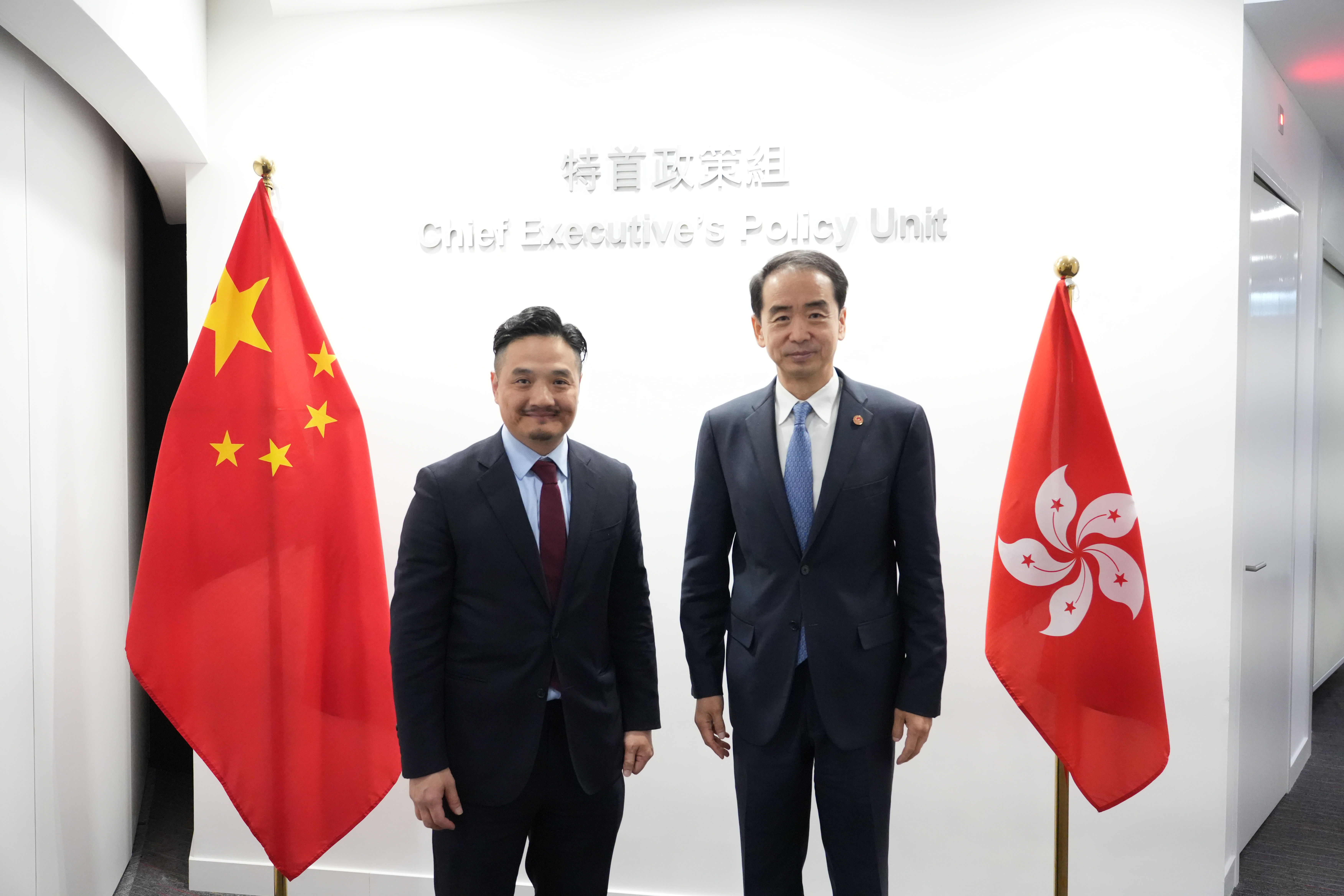 黃元山博士與中華人民共和國駐越南社會主義共和國特命全權大使何煒會面。