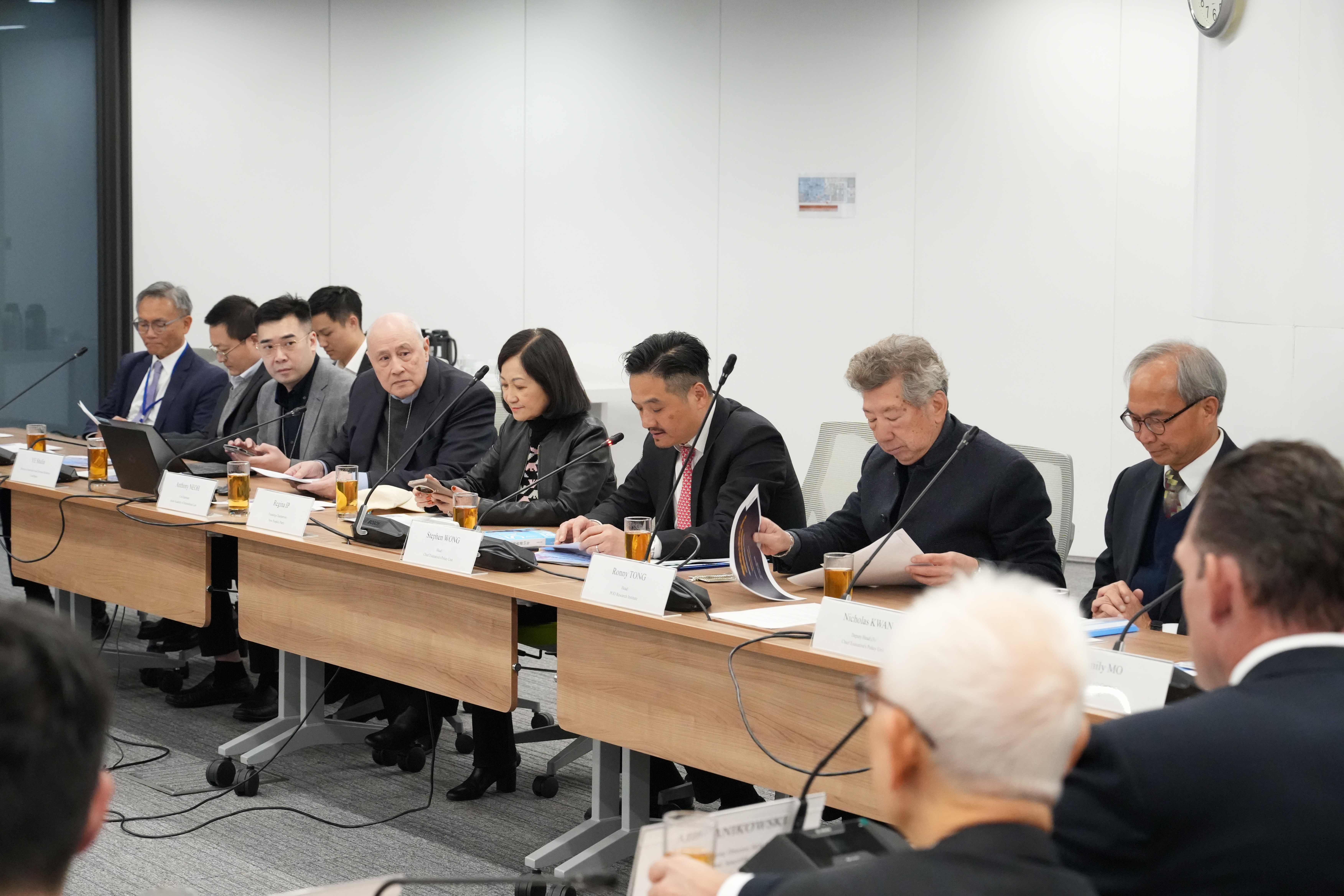 黃元山博士主持會議。