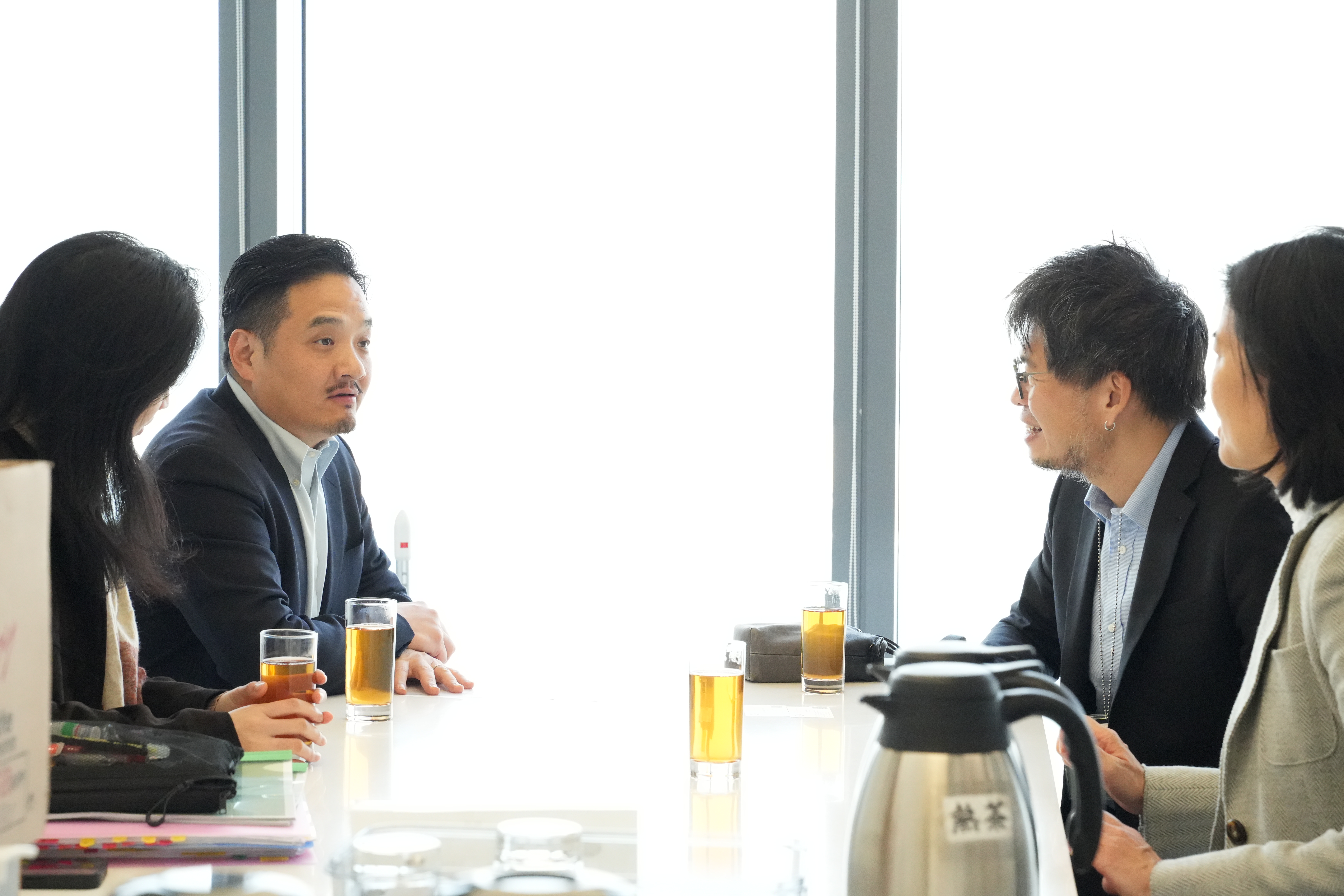 黃元山博士與滙珩資本主管合夥人梁頴宇（右一）及YouTube創辦人之一陳士駿（右二）會面。