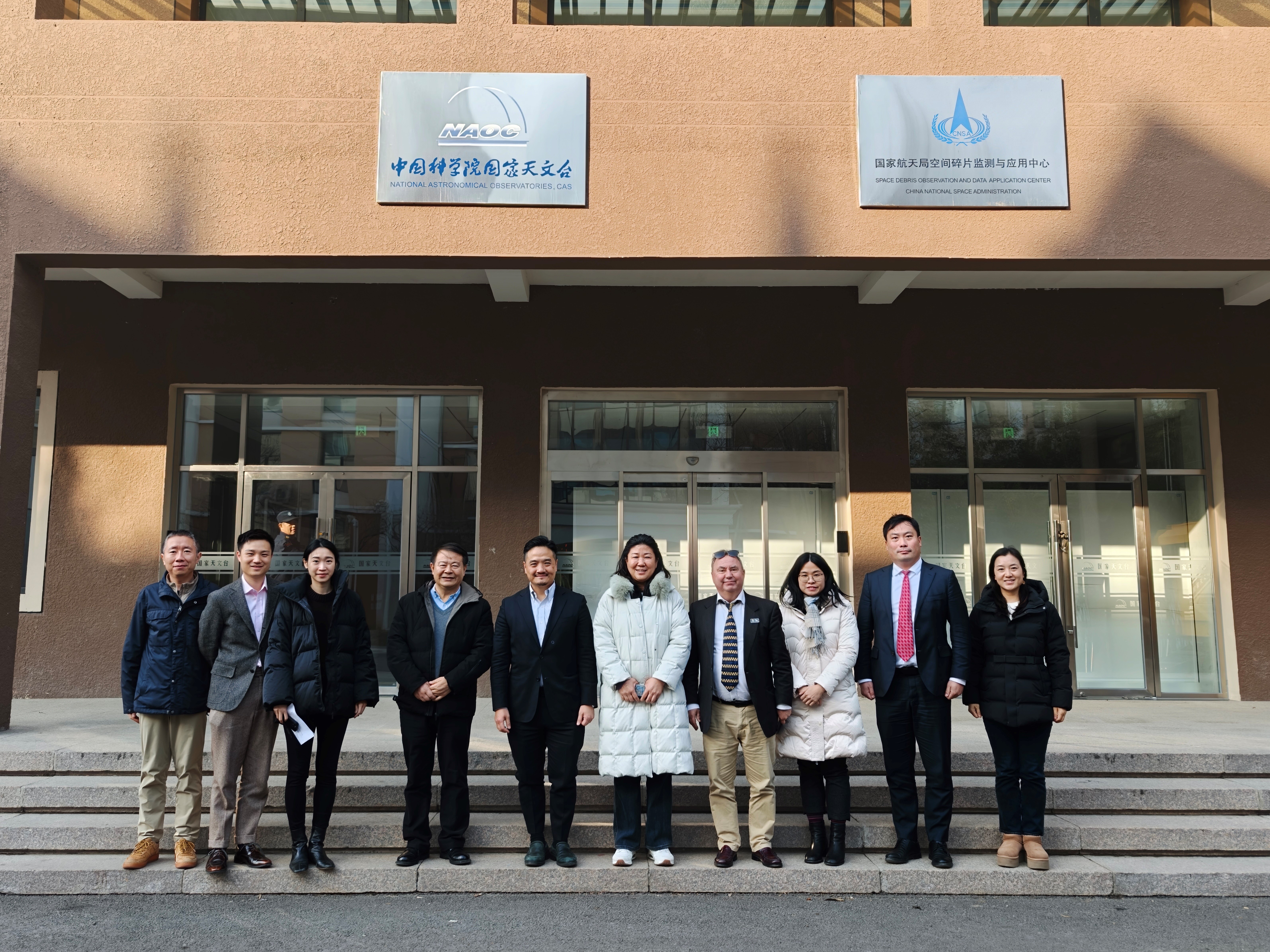 特首政策組一行與國家航天局空間碎片監測與應用中心主任嚴俊（左四）、副主任劉靜（右五）、香港大學太空研究實驗室總監柏坤霆教授（Quentin Parker）（右四）及副總監蘇萌榮譽副教授（右二）會面。