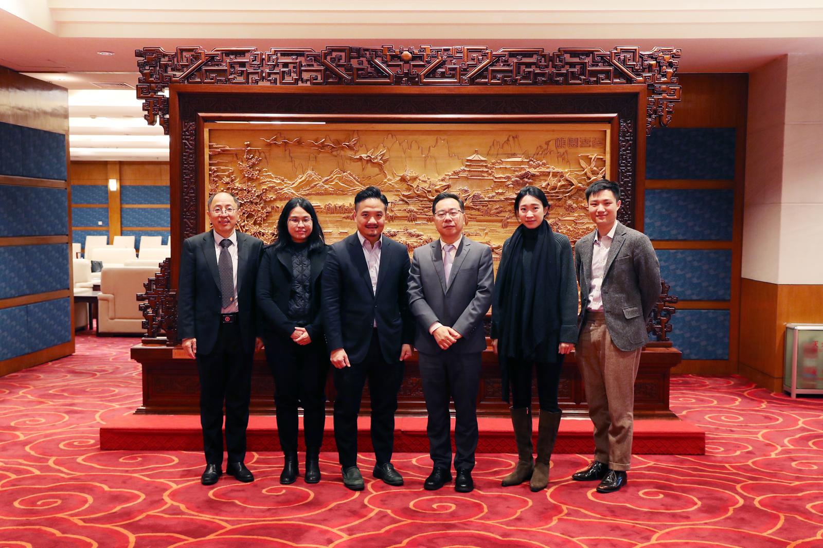 特首政策組一行與中央黨校副校長李文堂（右三）會面。