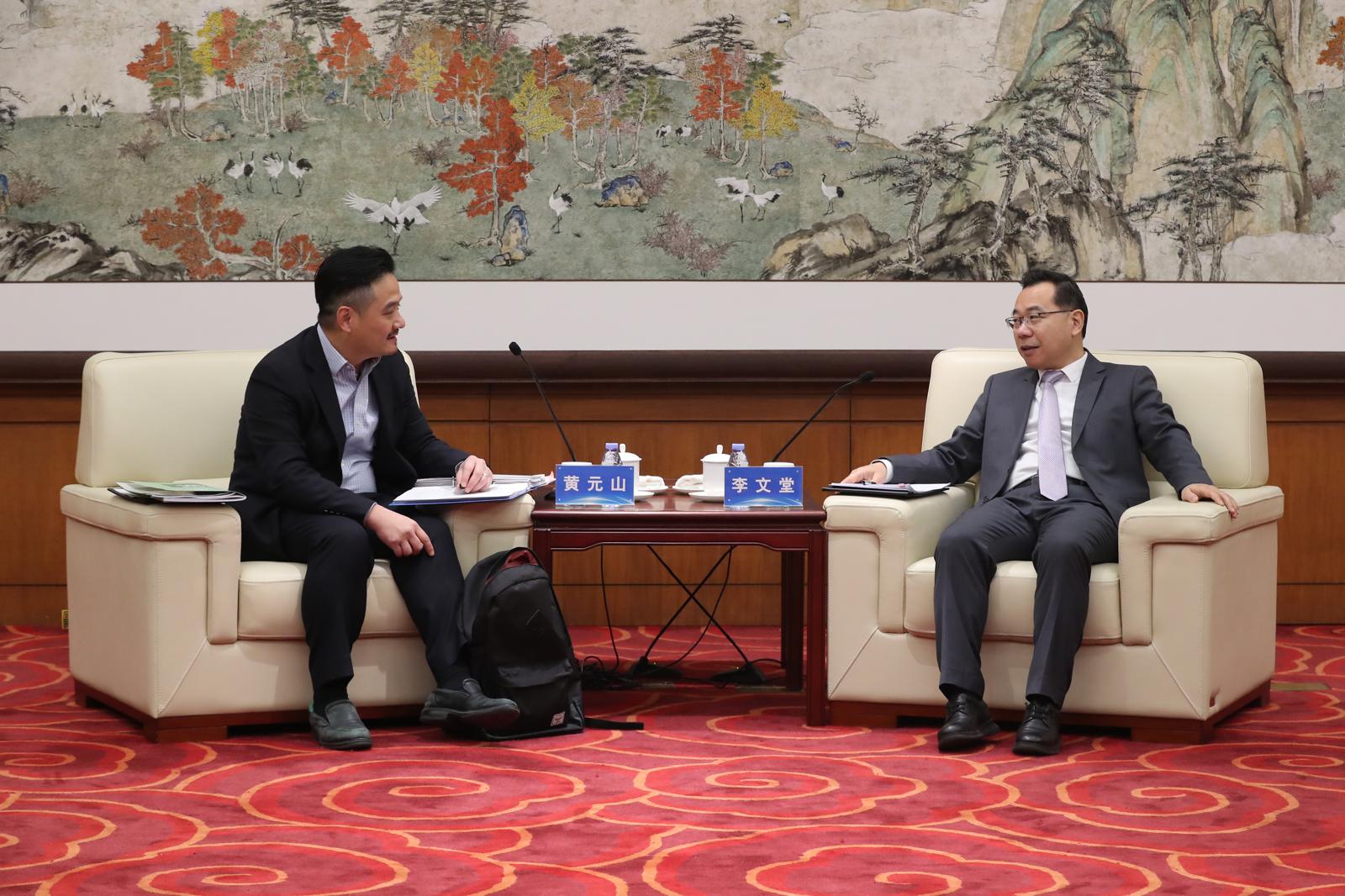 黃元山博士與中央黨校副校長李文堂會面交流。