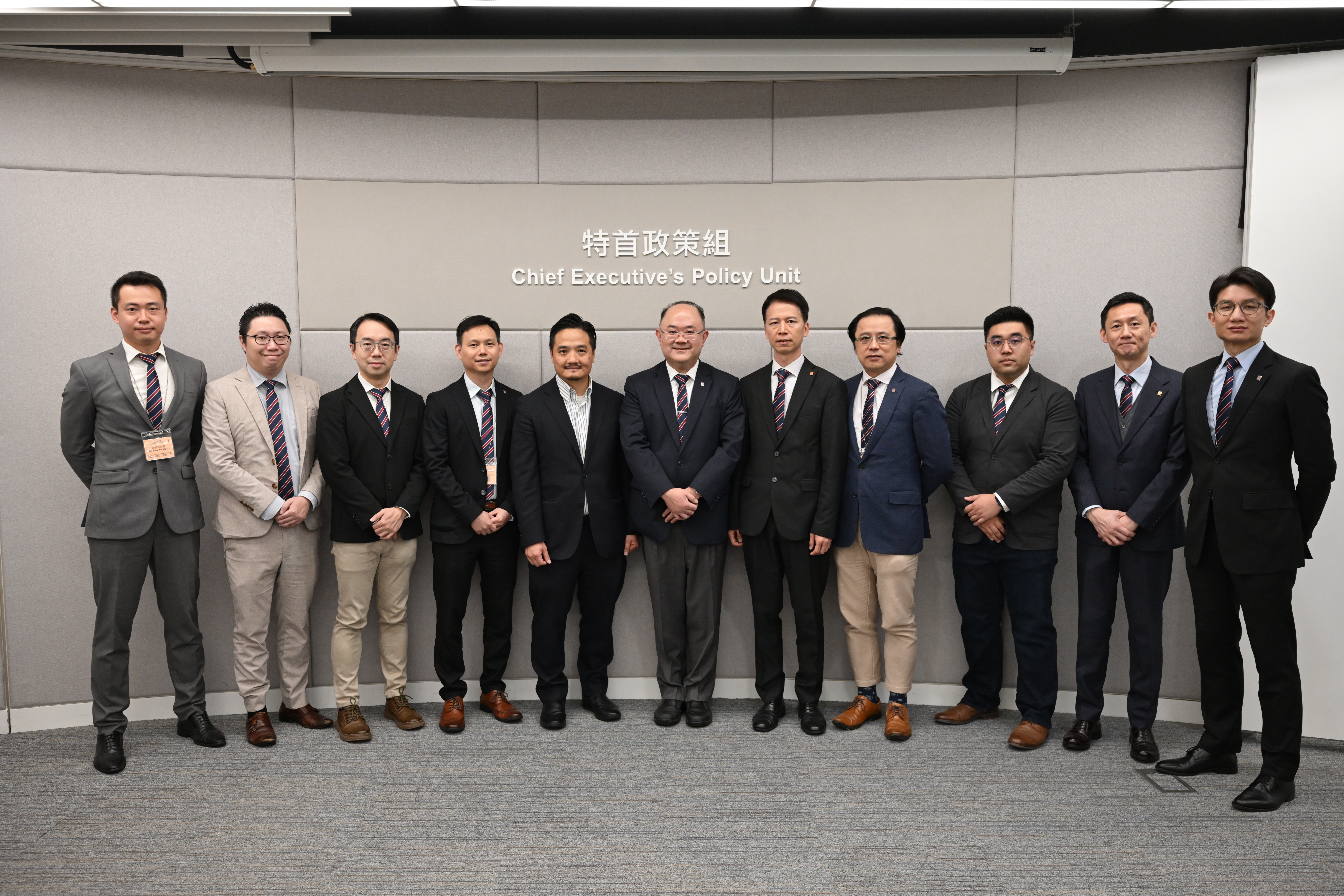 黃元山博士與香港證券及期貨專業總會會長陳志華（中）一行會面。