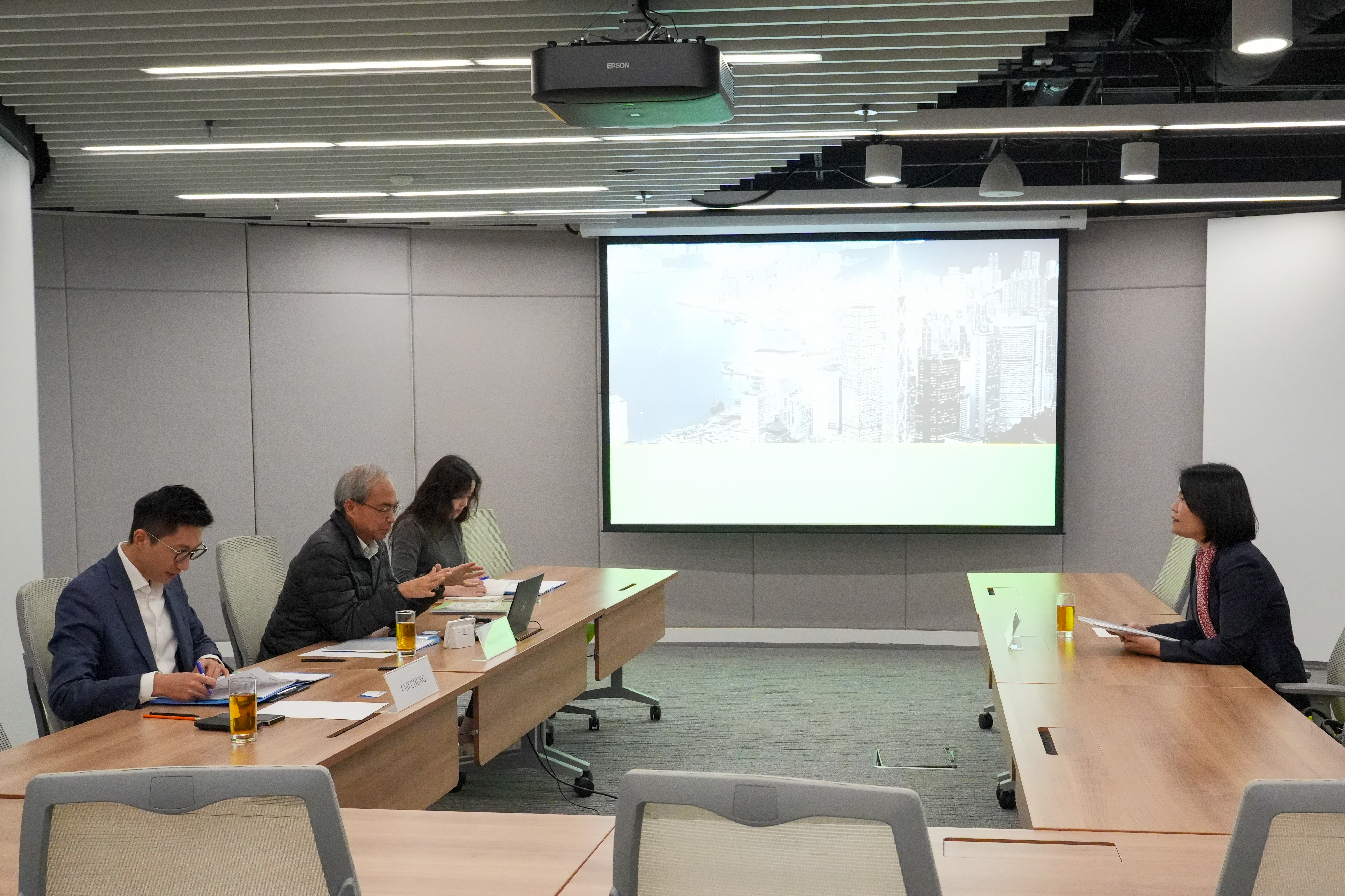 關家明與經濟合作及發展組織教育及技能局幼兒教育與學校司司長Yuri Belfali（右一）會面。