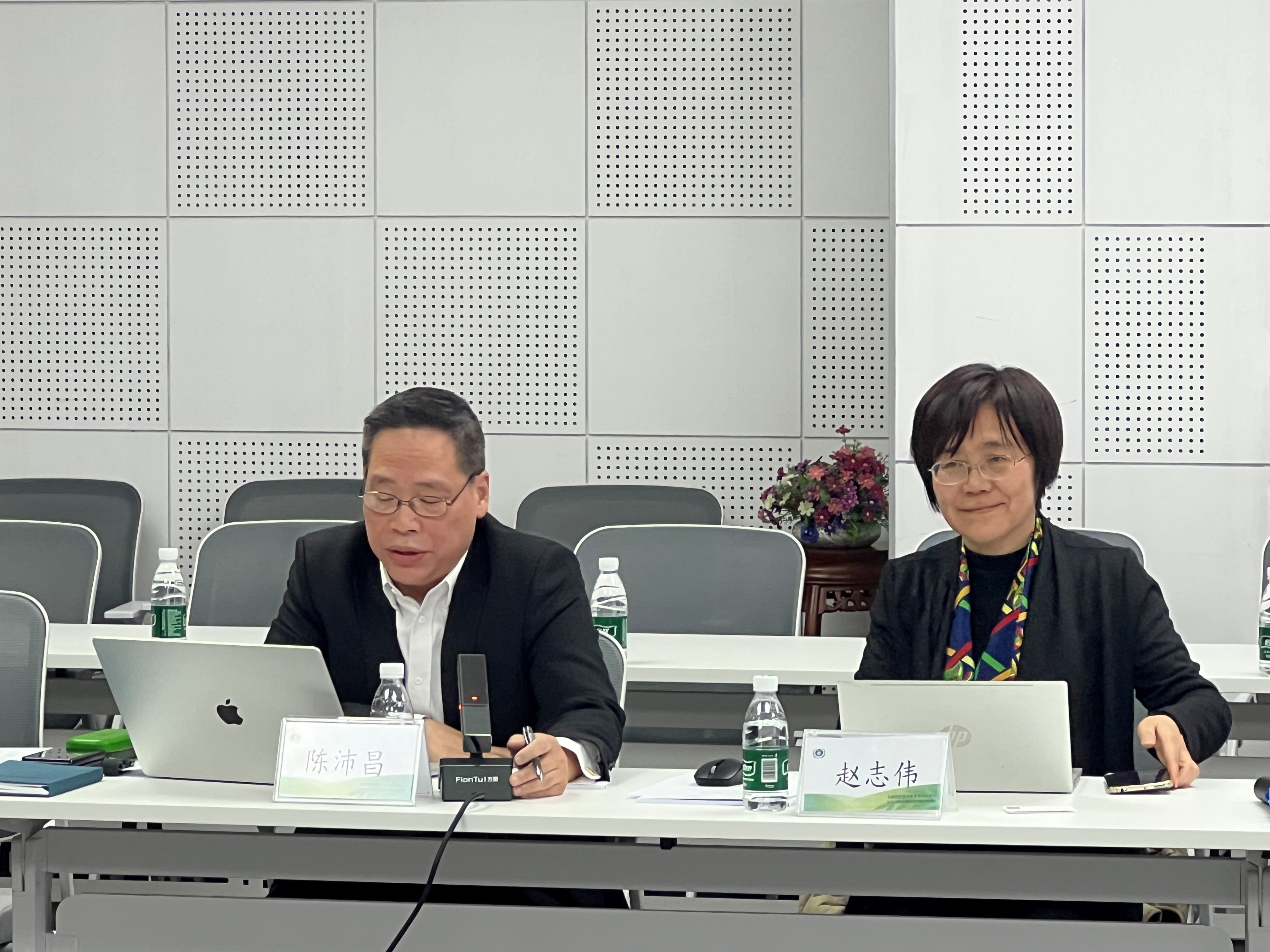 香港品質保證局總裁陳沛昌（左）及首席營運官趙志偉（右）出席會議。