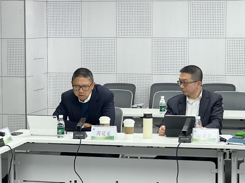 香港交易所集團總法律顧問及集團首席可持續發展總監周冠英（左）及碳市場及ESG產品發展部主管趙健能（右）出席會議。