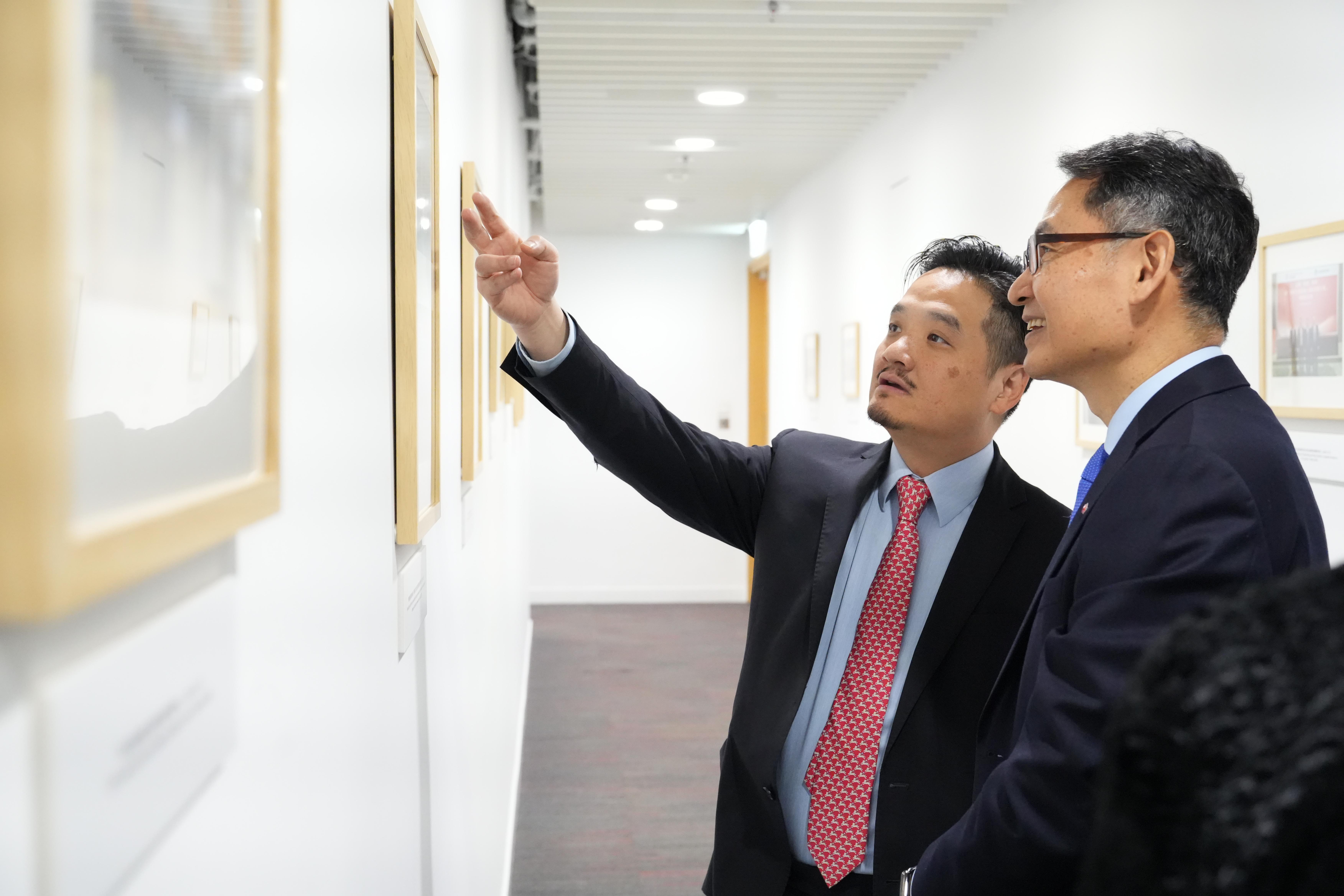 黃元山博士為許樟教授介紹特首政策組的工作。