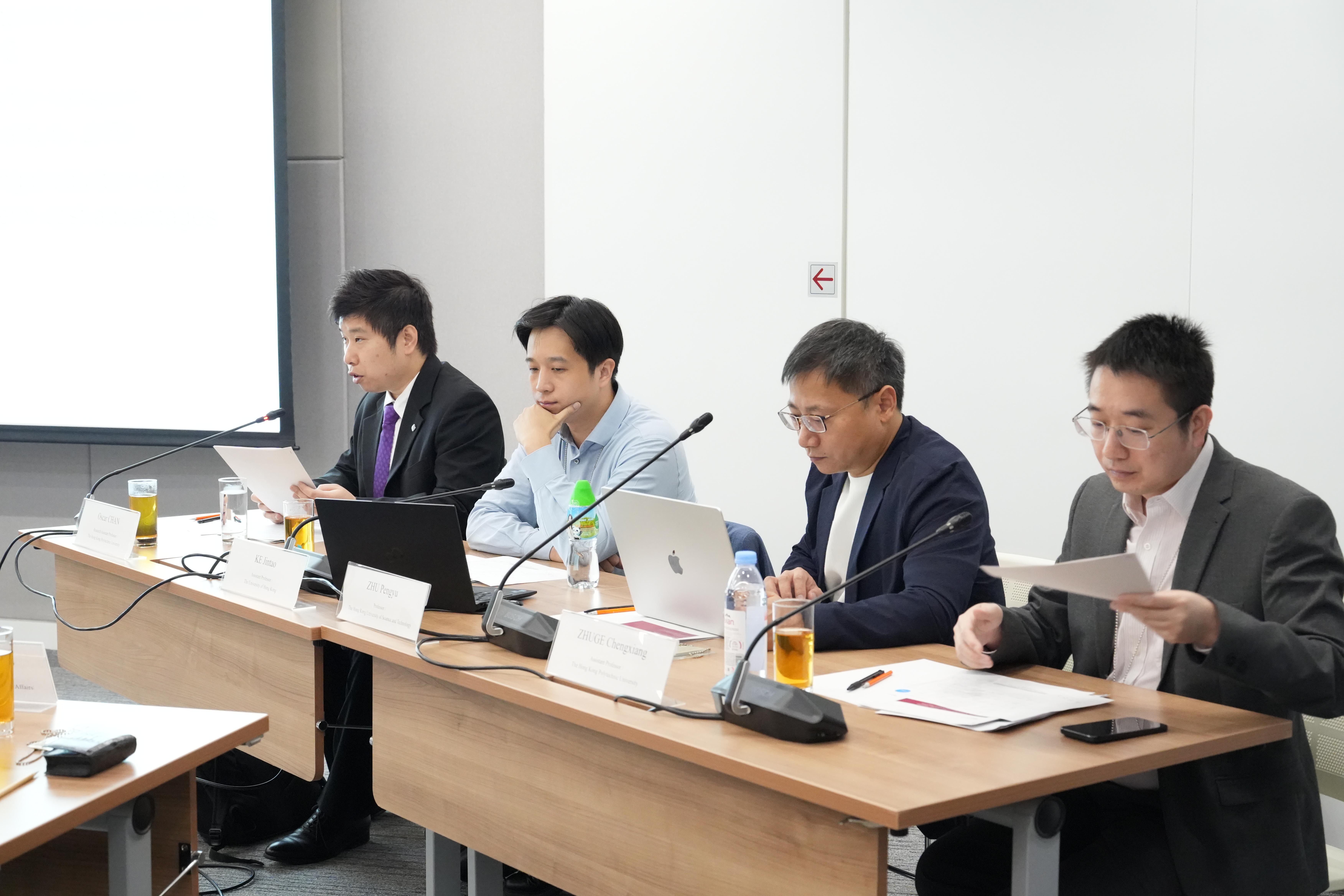 （左起）香港理工大学建筑环境及能源工程学系助理教授（研究）陈家聪博士、香港大学土木与环境工程系助理教授柯锦涛博士、香港科技大学公共政策学部朱鹏宇教授，以及香港理工大学土地测量及地理资讯学系助理教授诸葛承祥博士分别汇报研究成果。