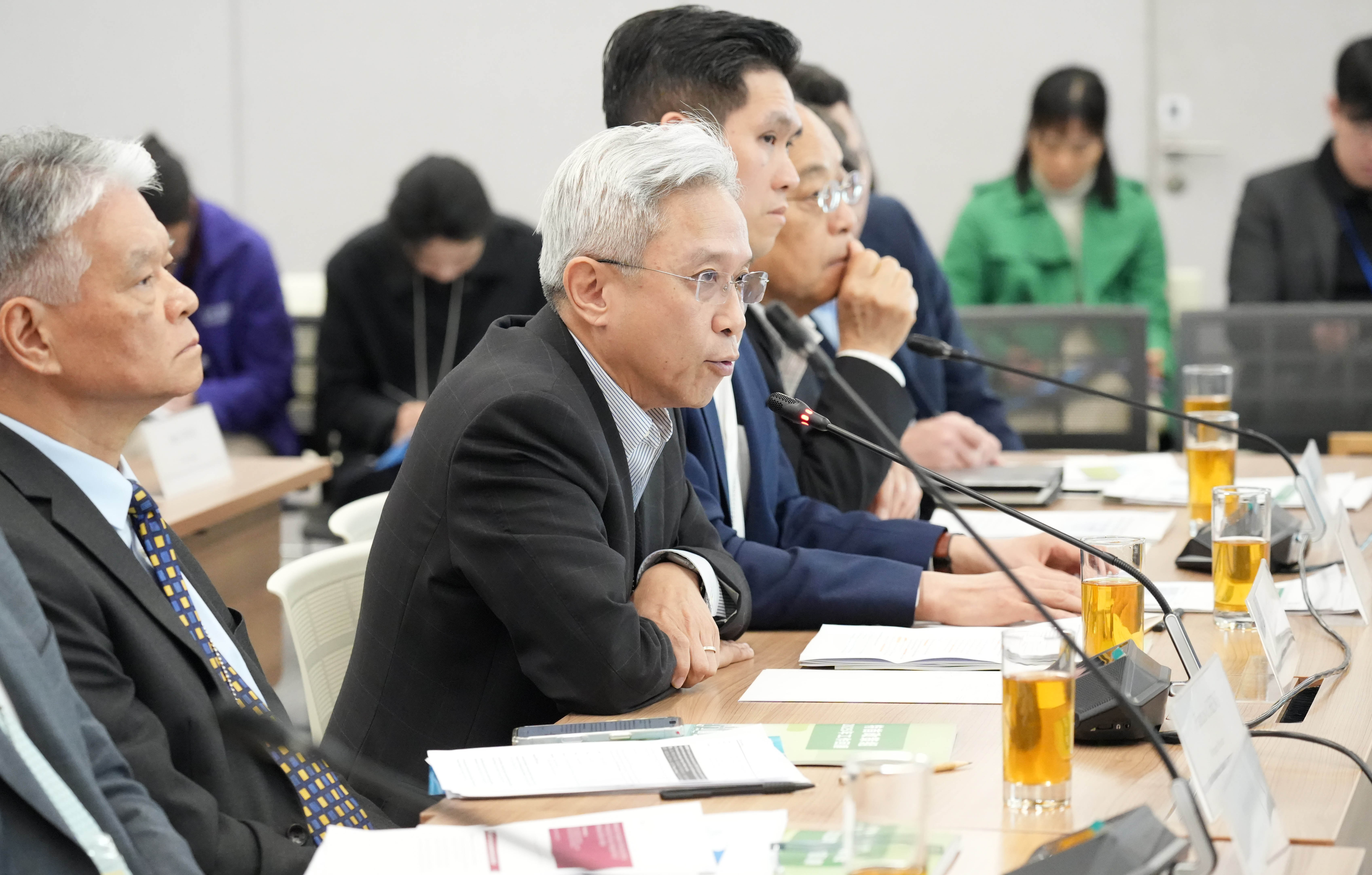 城巴有限公司主席罗智光（左二）在会议上发言。旁为港灯电力投资有限公司行政总裁郑祖瀛（左一）。