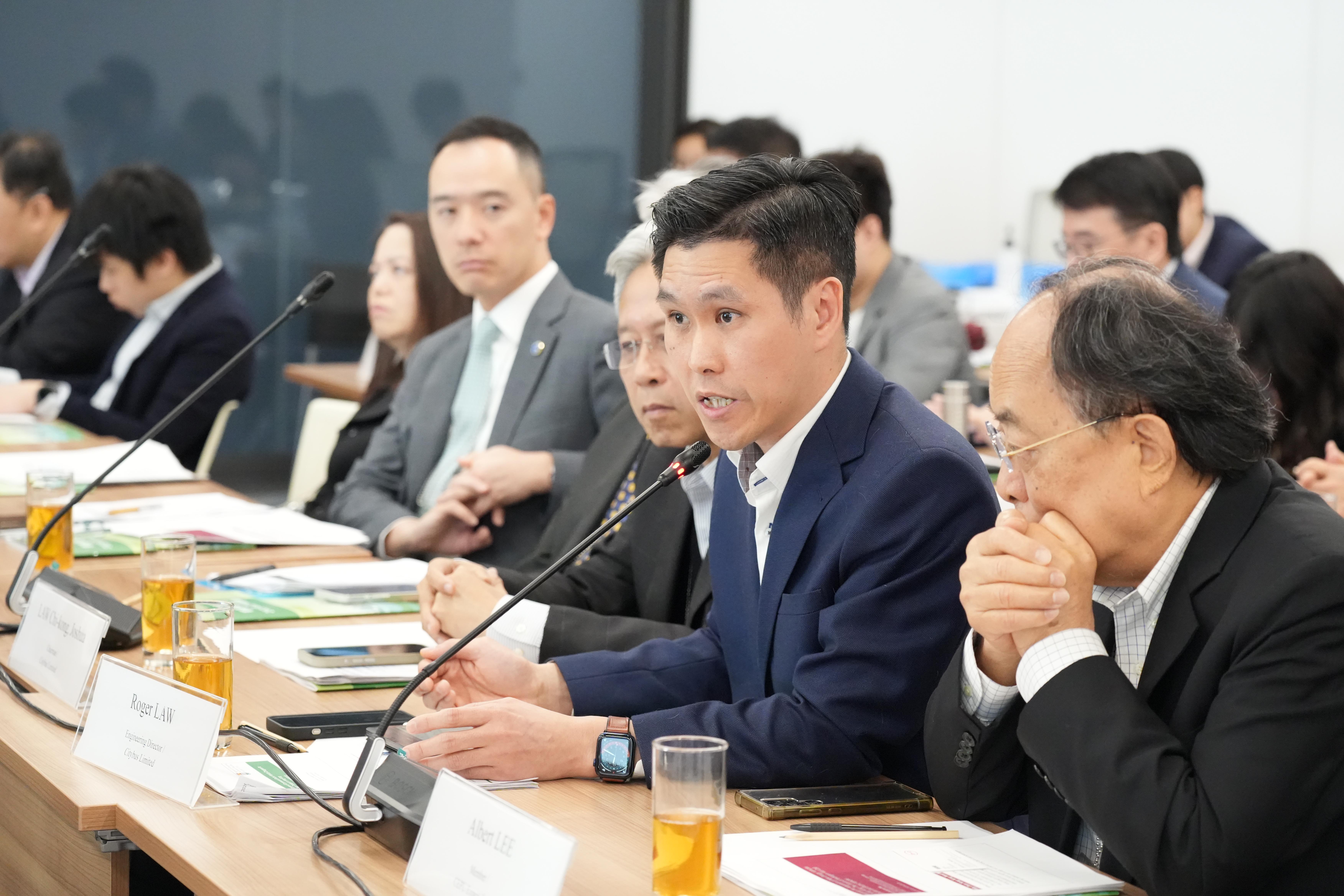 城巴有限公司工程总监罗文有（右二）出席会议。