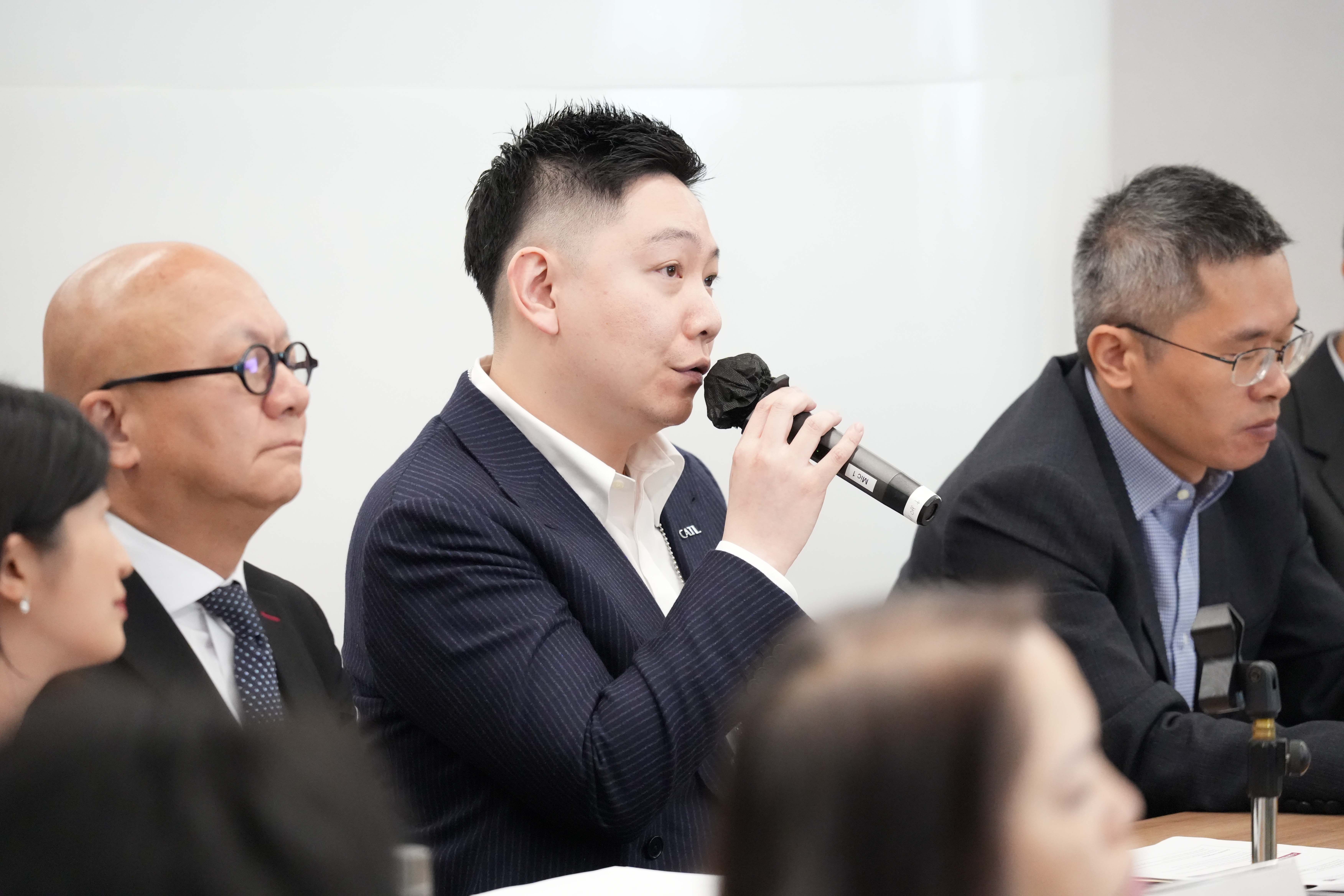 宁德时代时代电服科技有限公司国际及港澳业务总经理任铭（中）在会议上发言。旁为比亚迪香港营运总监张景荣（左）及中国石油国际事业（香港）有限公司副总经理杨长青（右）。