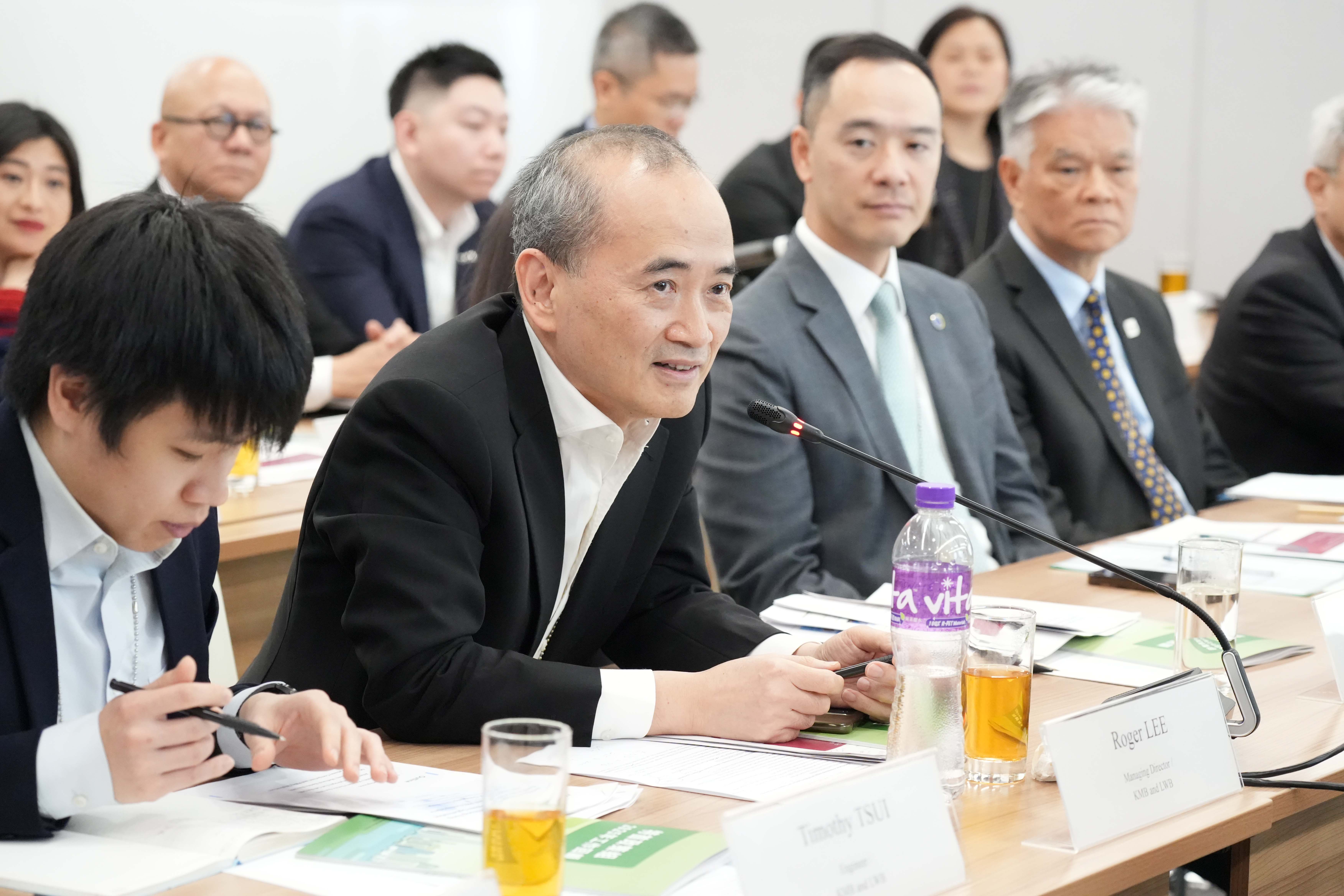 九龙巴士（一九三三）有限公司及龙运巴士有限公司董事总经理李泽昌（前排左二）出席会议。