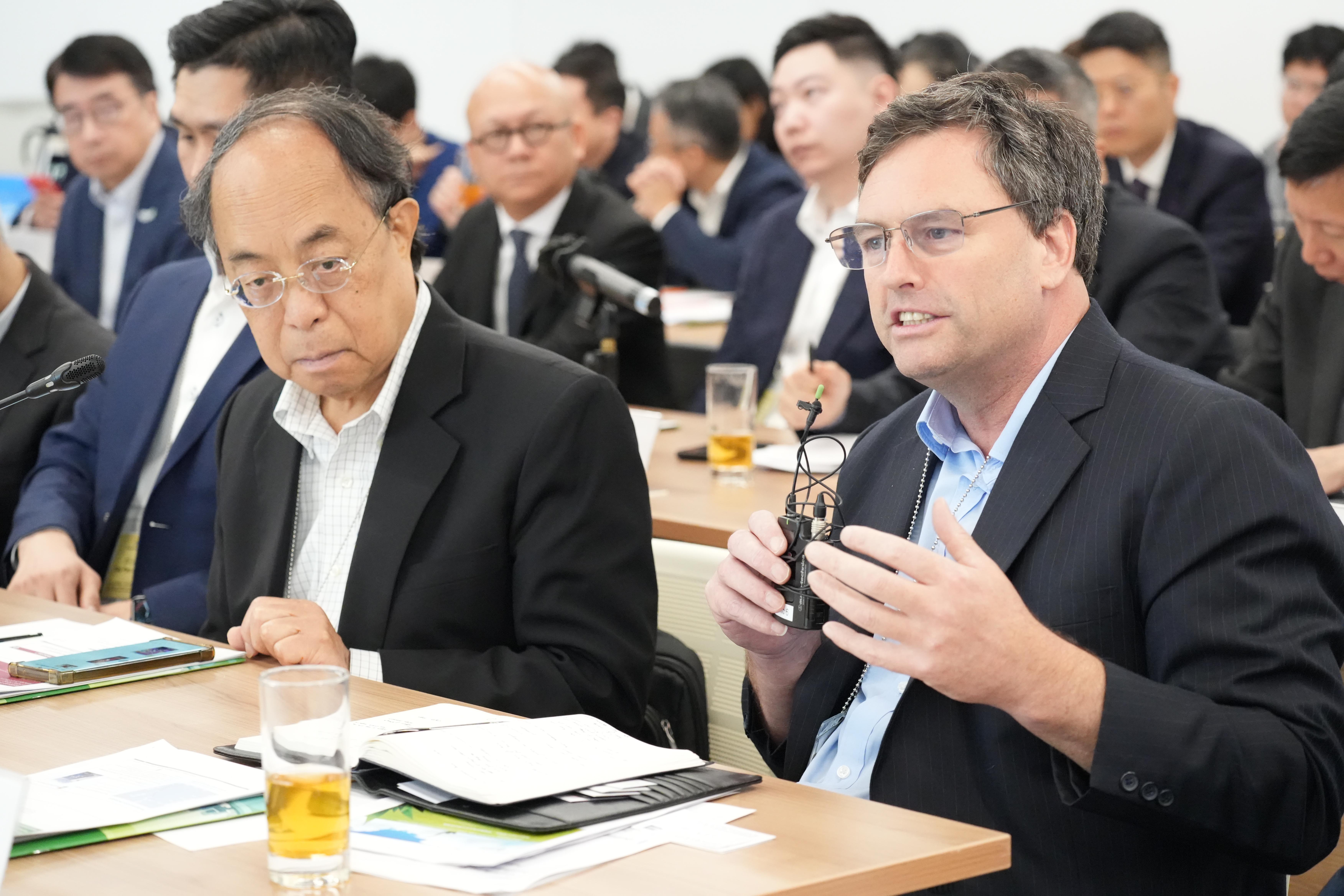 亚历山大丹尼士（亚太）董事总经理Andy Boulton（右）及特首政策组社会发展专家组成员李焯麟（左）出席会议。
