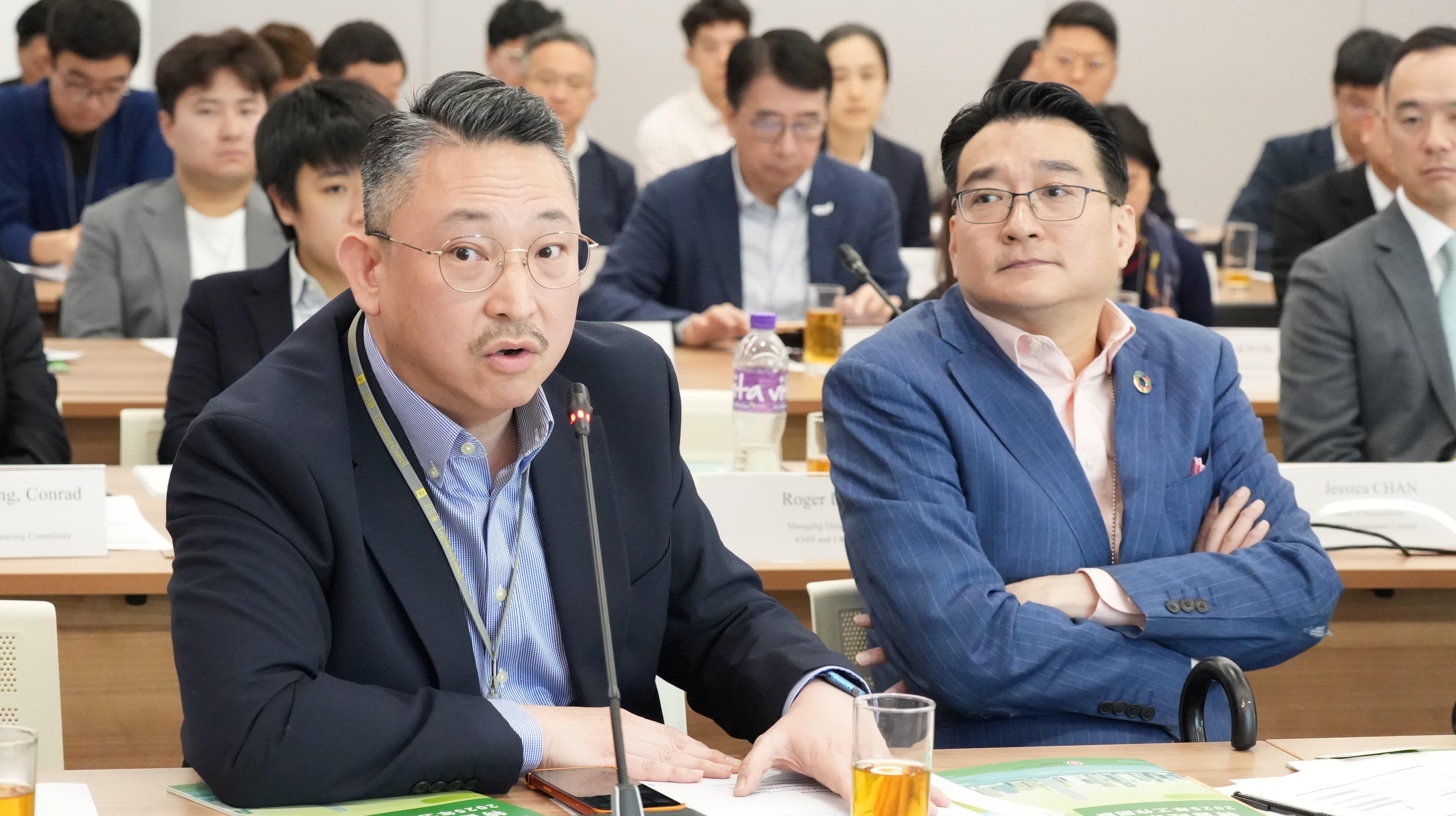 立法会环境事务委员会成员林伟全议员（左）在会议上发言。旁为世界绿色组织行政总裁余远骋博士（右）。