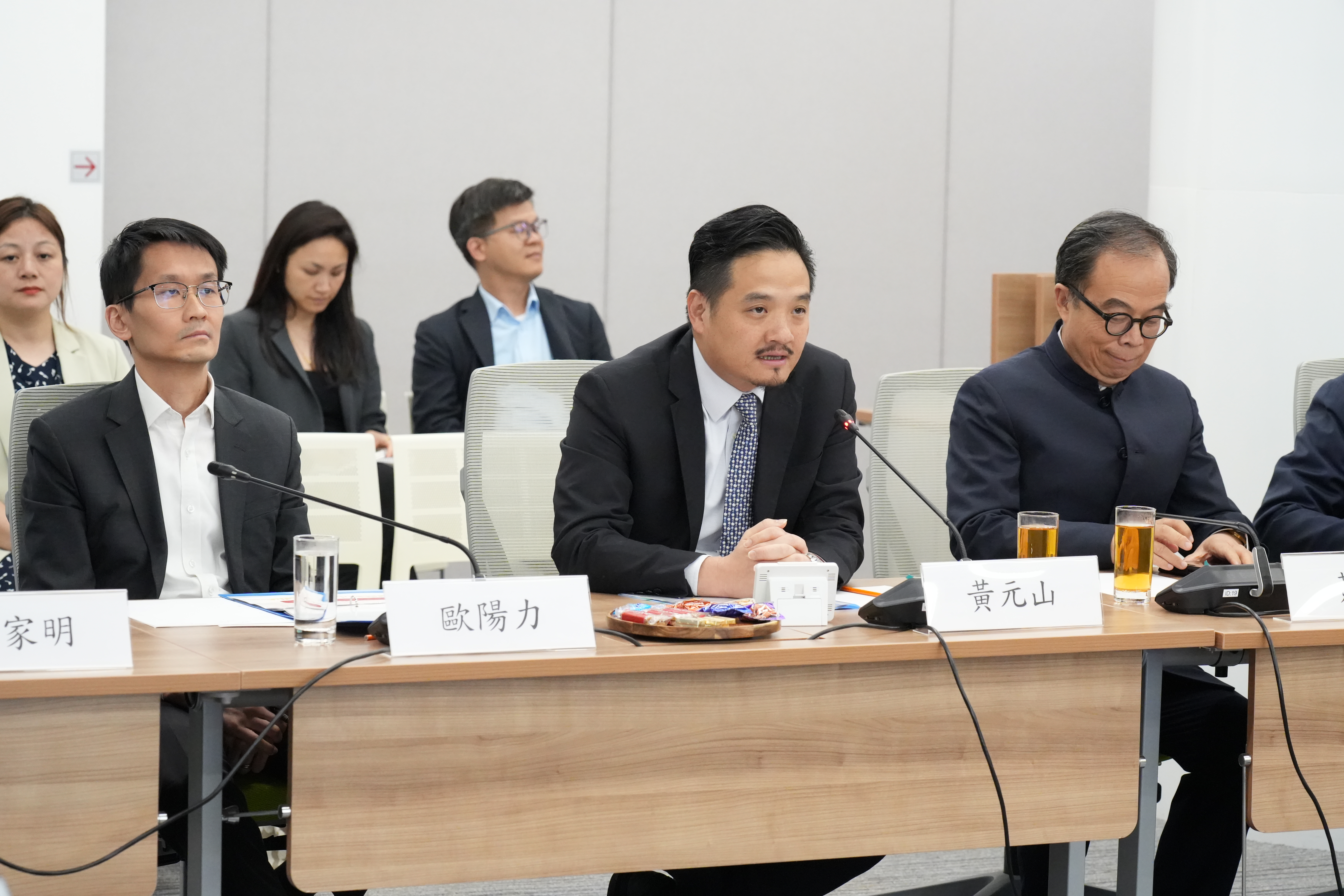 研討會由特首政策組組長黃元山博士（前排中）主持。旁為特首政策組副組長歐陽力（前排左）及擔任是次研討會主講嘉賓的特首政策組專家組成員、香港中國學術研究院院長黃平博士（前排右）。