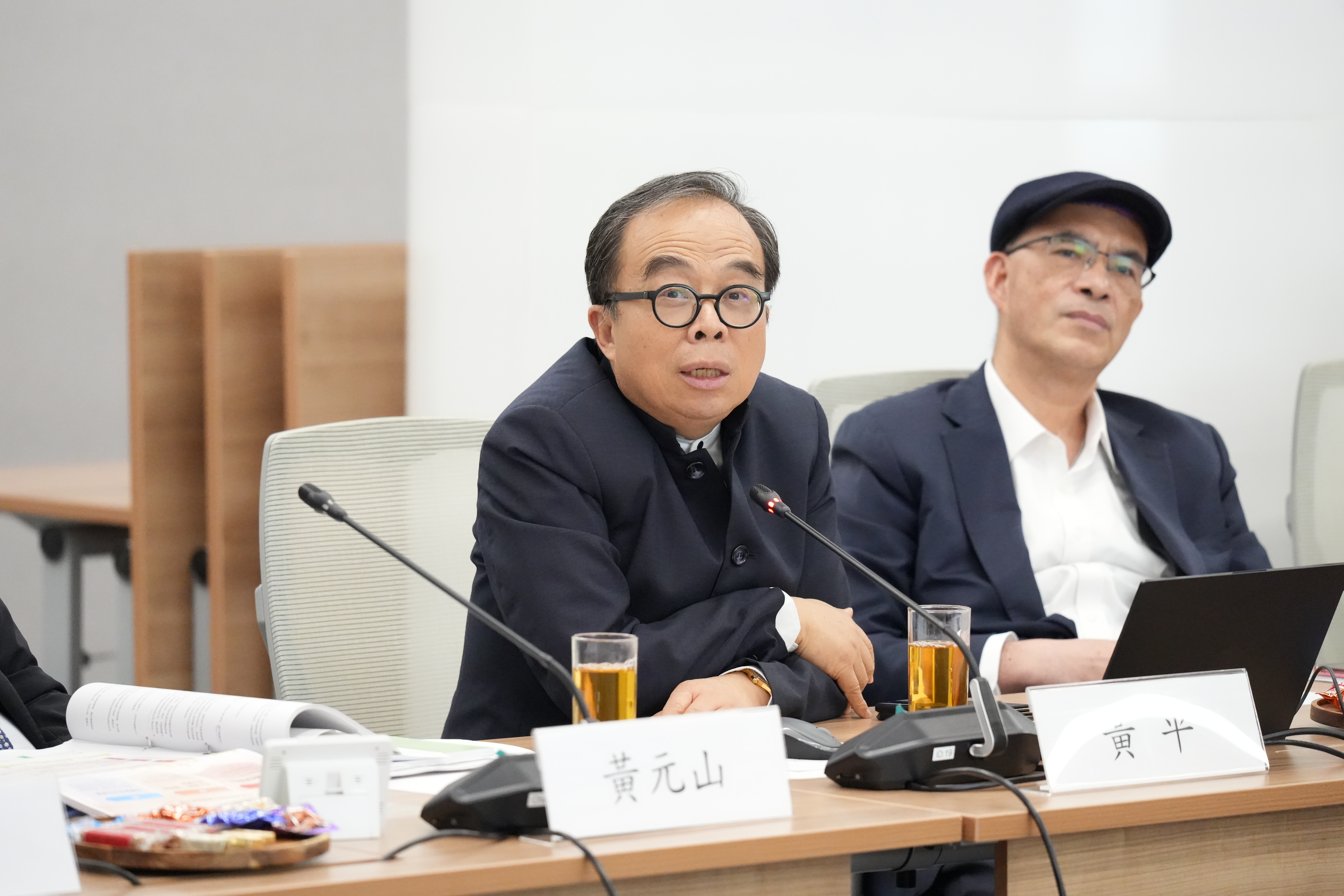 特首政策組專家組成員、香港中國學術研究院院長黃平博士（左）擔任主講嘉賓。旁為特首政策組副組長王春新博士。