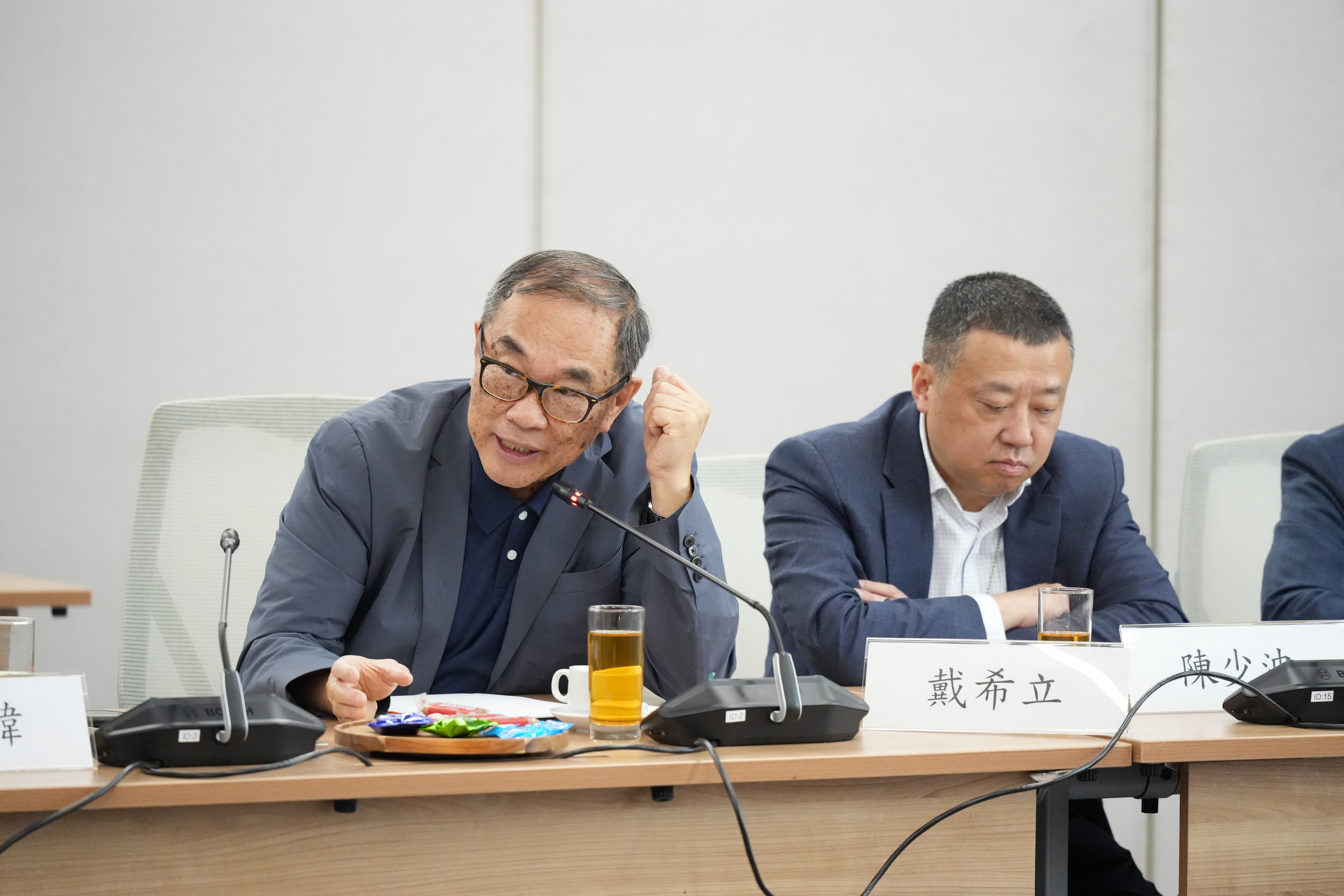 特首政策組專家組成員戴希立（左）及陳少波（右）出席研討會。