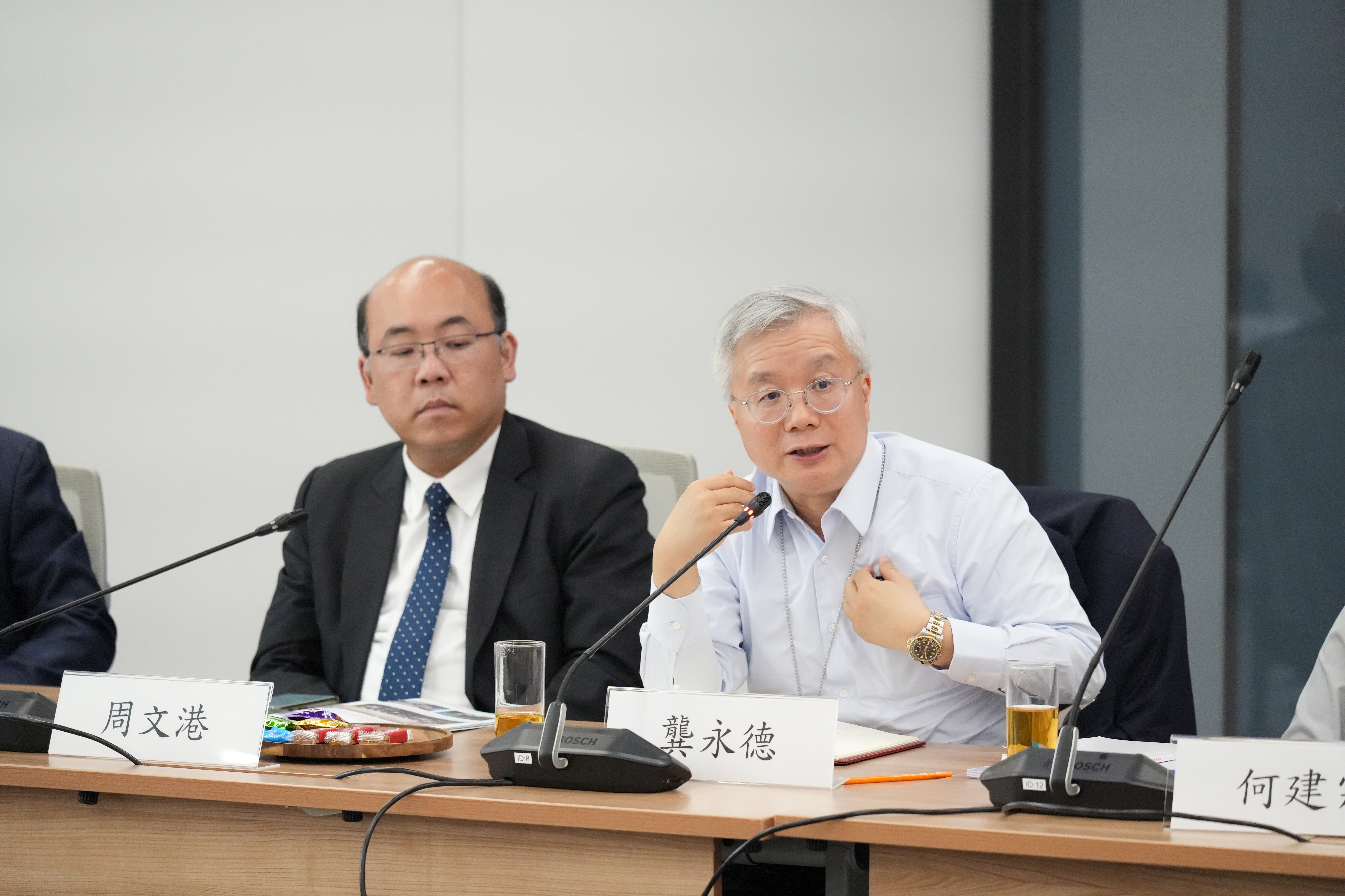 特首政策組專家組成員周文港博士（左）及龔永德（右）出席研討會。