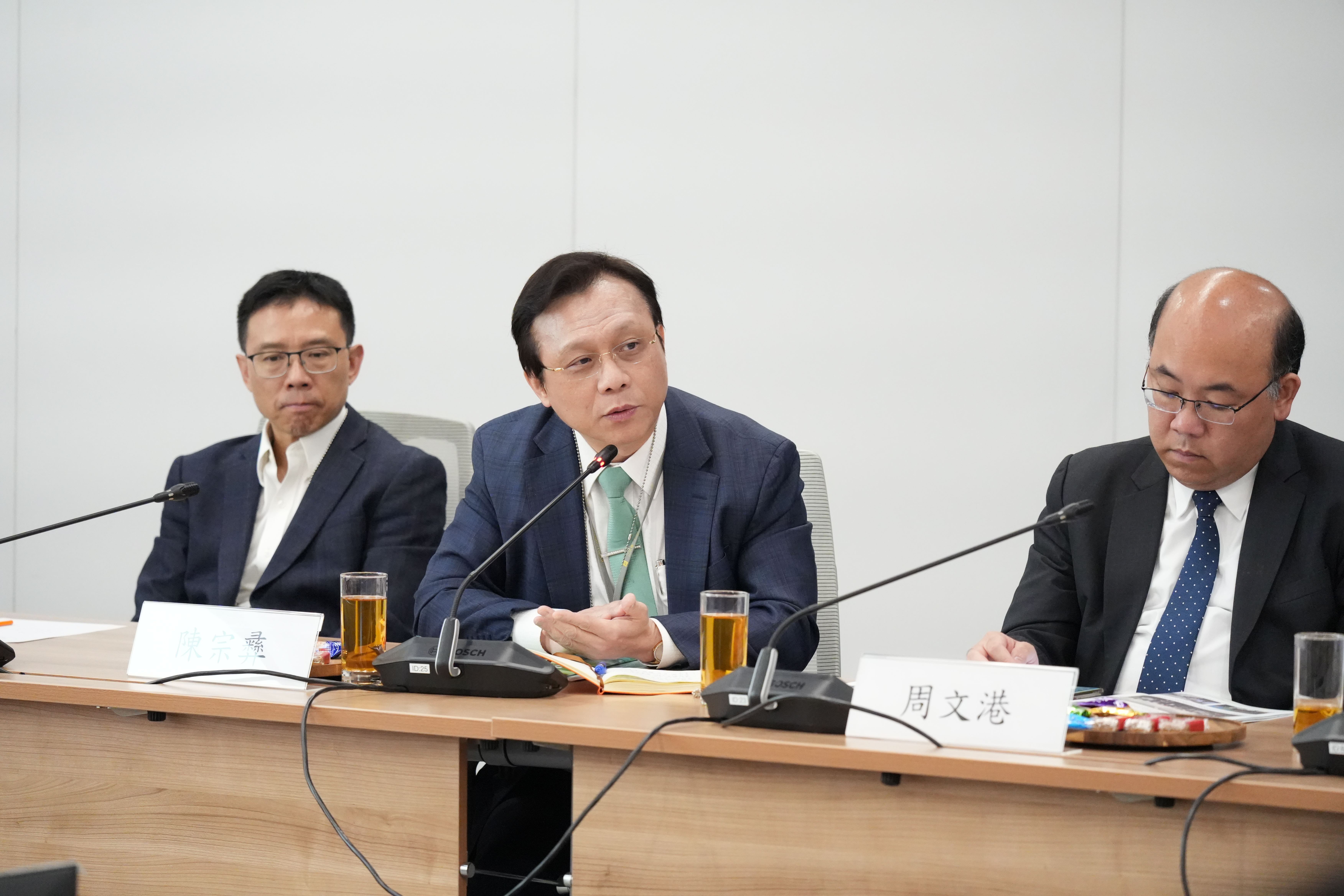 （左起）特首政策組專家組成員何達基教授、陳宗彝及周文港博士出席研討會。