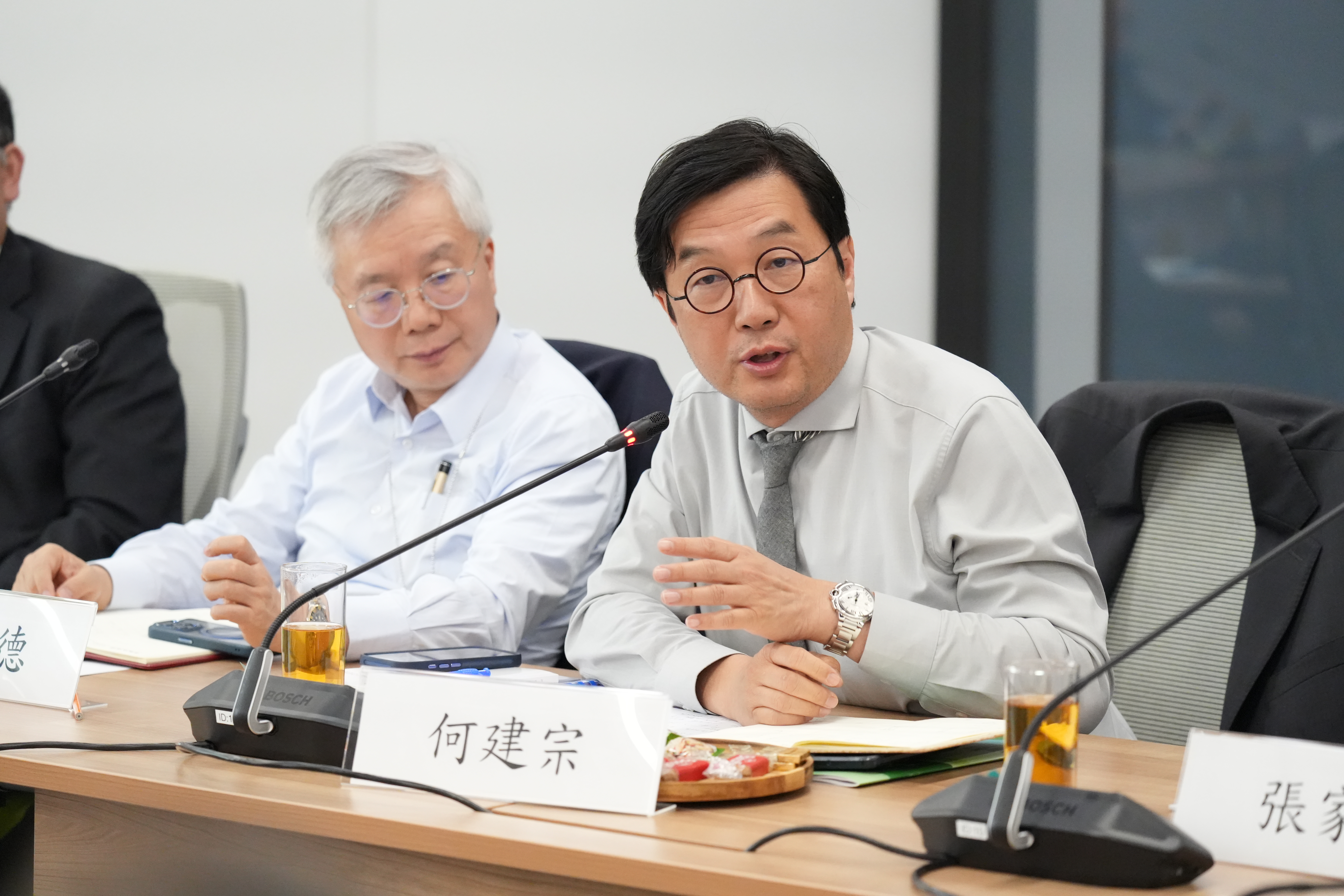 特首政策組專家組成員龔永德（左）及何建宗博士（右）出席研討會。