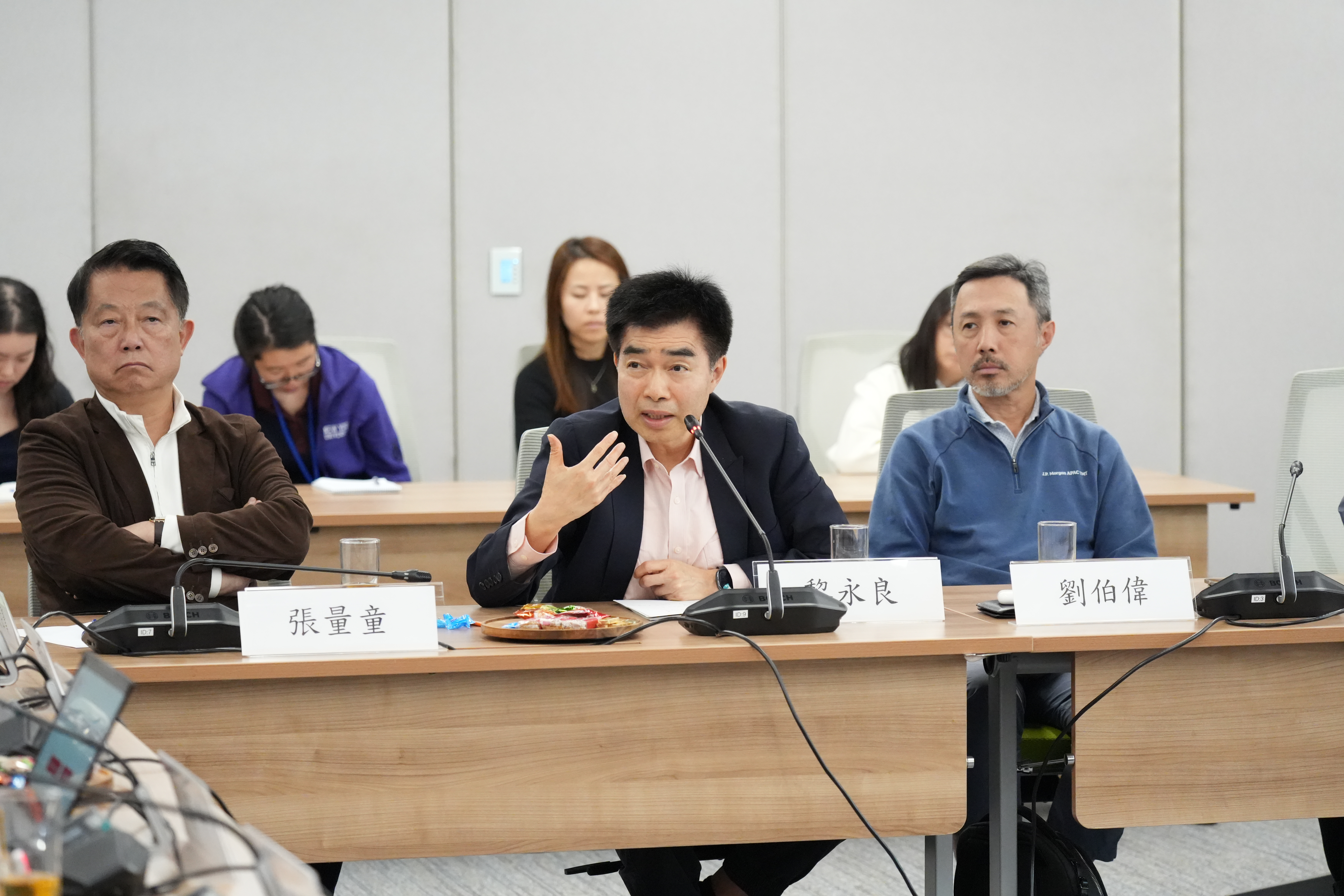 （前排左起）特首政策組專家組成張量童博士、黎永良及劉伯偉出席研討會。