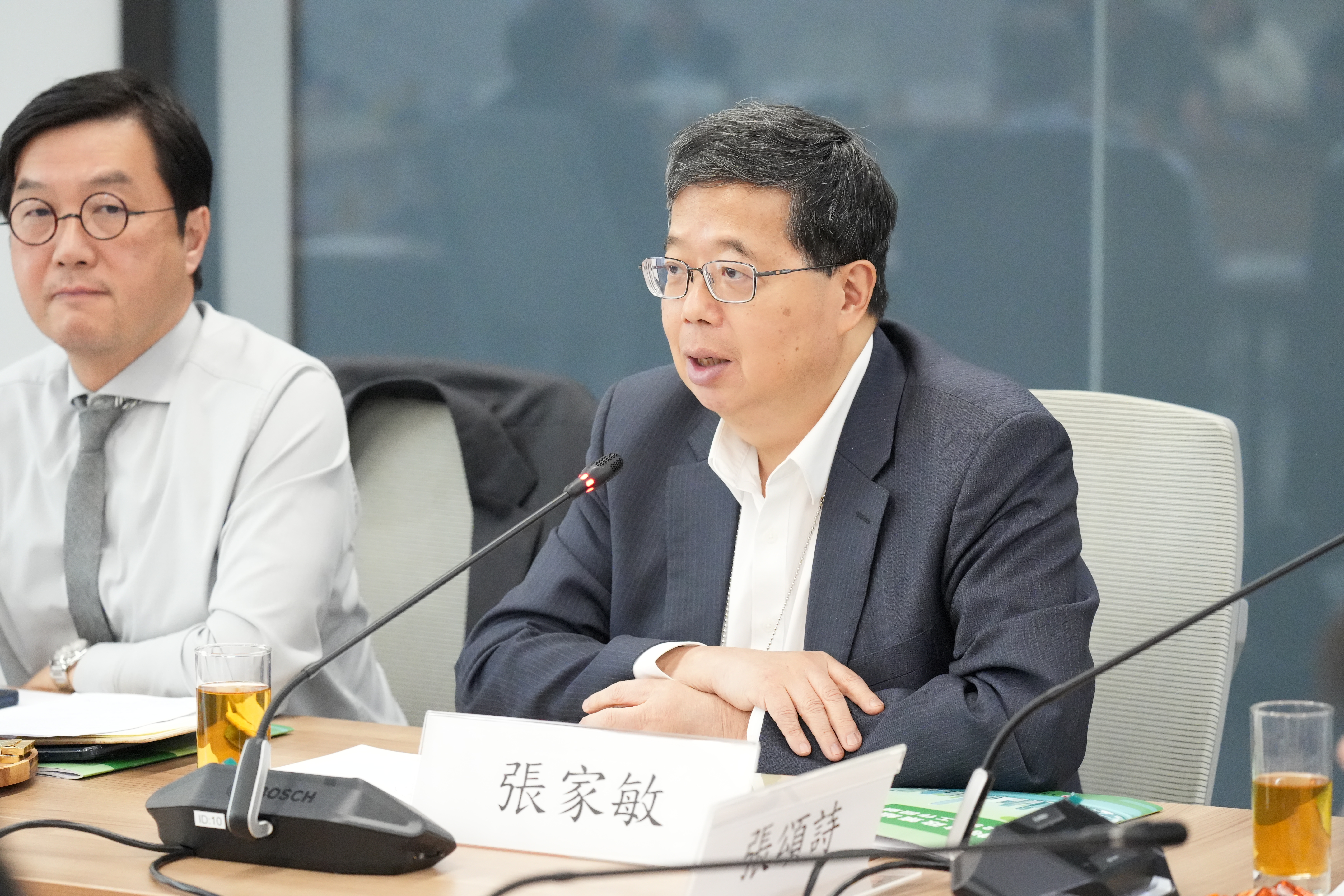 特首政策組專家組成員張家敏（右）及何建宗博士（左）出席研討會。