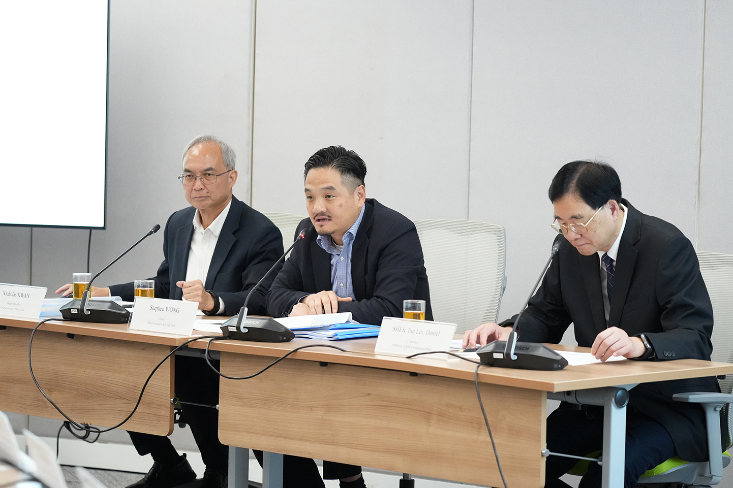 特首政策組組長黃元山博士（中）主持會議，旁為特首政策組副組長關家明（左）及特首政策組公共政策研究資助計劃及策略性公共政策研究資助計劃評審委員會主席石丹理教授（右）。