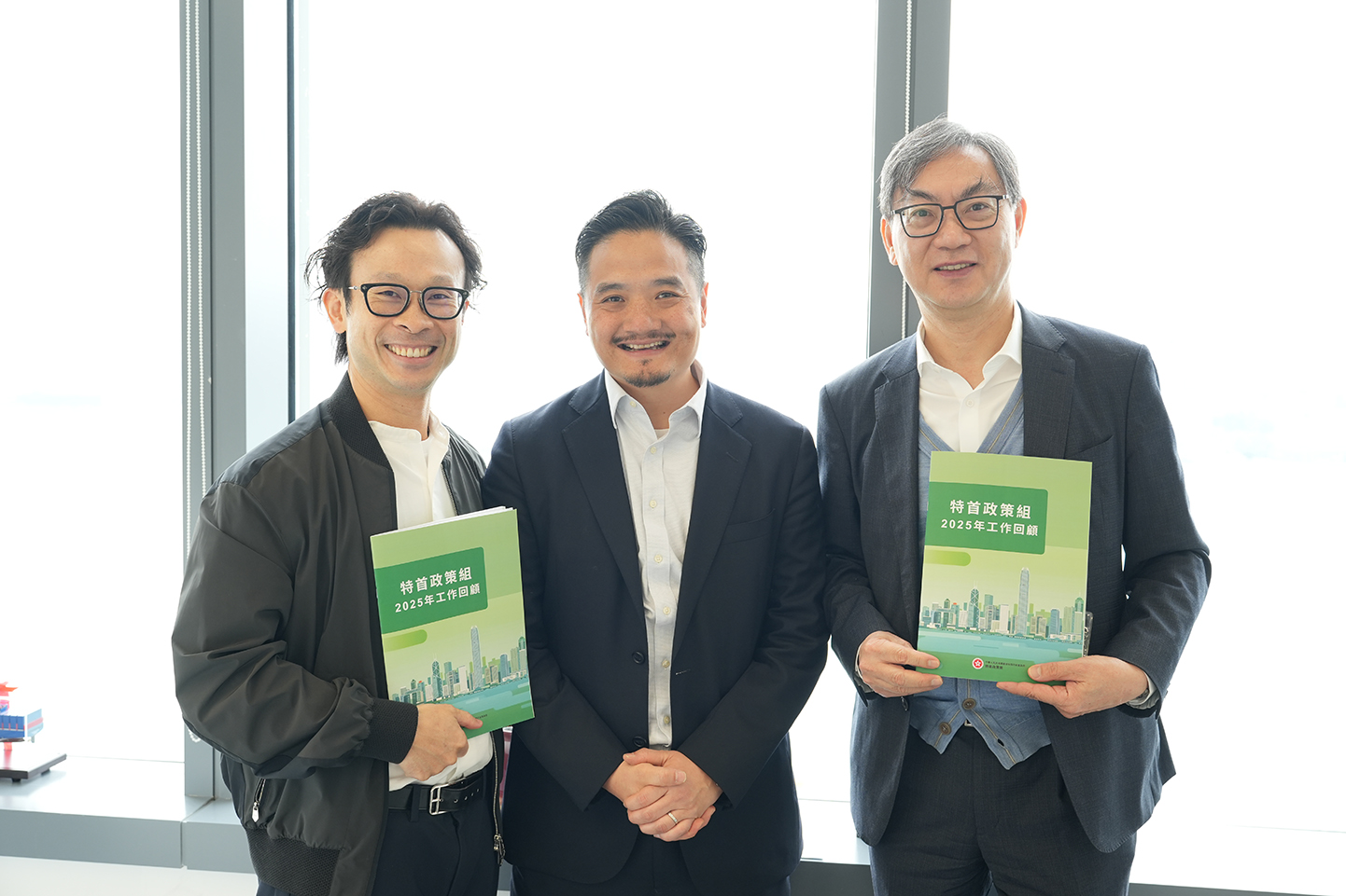 黃元山博士（中）與立法會議員黃浩明（右）及香港中華煤氣有限公司執行董事暨首席投資總裁陳英龍（左）會面。