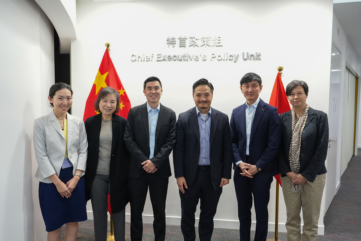 黃元山博士（右三）與香港科研製藥聯會一行會面，包括瑞士諾華製藥（香港）有限公司香港總經理陳永興（右二）、葛蘭素史克有限公司總經理（香港及澳門）張澤峰（左三）、瑞士諾華製藥（香港）有限公司價值與准入及新產品主管黃穗洲（右一）、香港科研製藥聯會高級執行董事陳素娟（左二），及香港科研製藥聯會高級行政主任Ayano Nakatani（左一）。