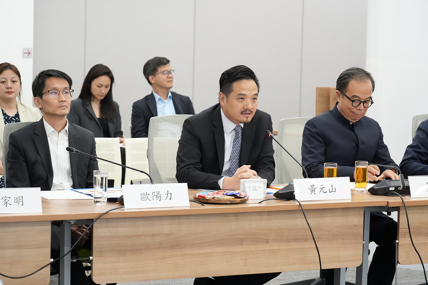 研討會由特首政策組組長黃元山博士（前排中）主持。