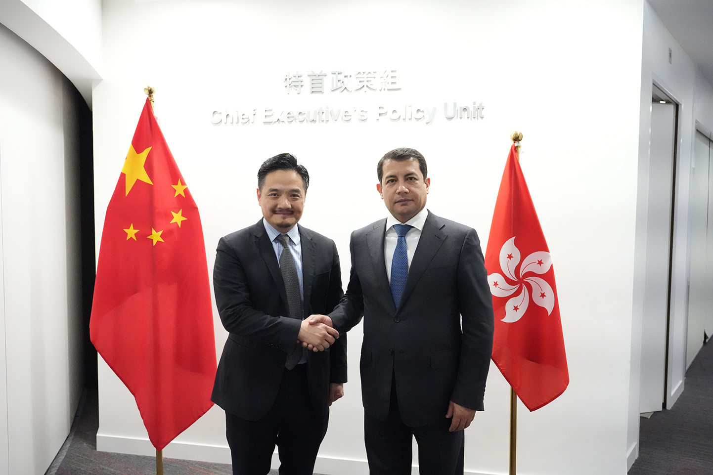 黃元山博士（左）與烏茲別克斯坦駐華大使Farhod Arziev（右）會面。