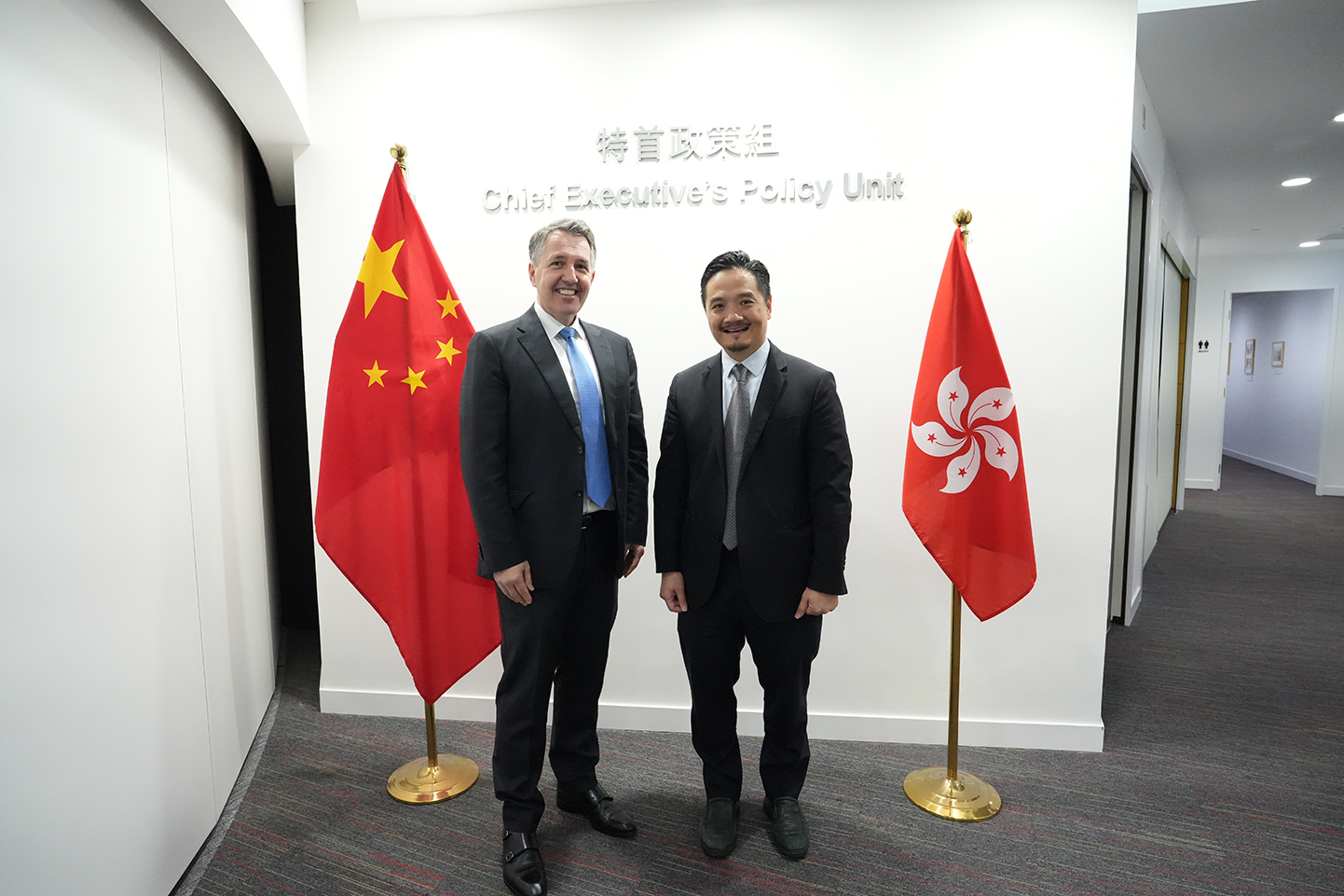 黃元山博士（右）與瑞士香港商會主席Marcel Schmid（左）會面。