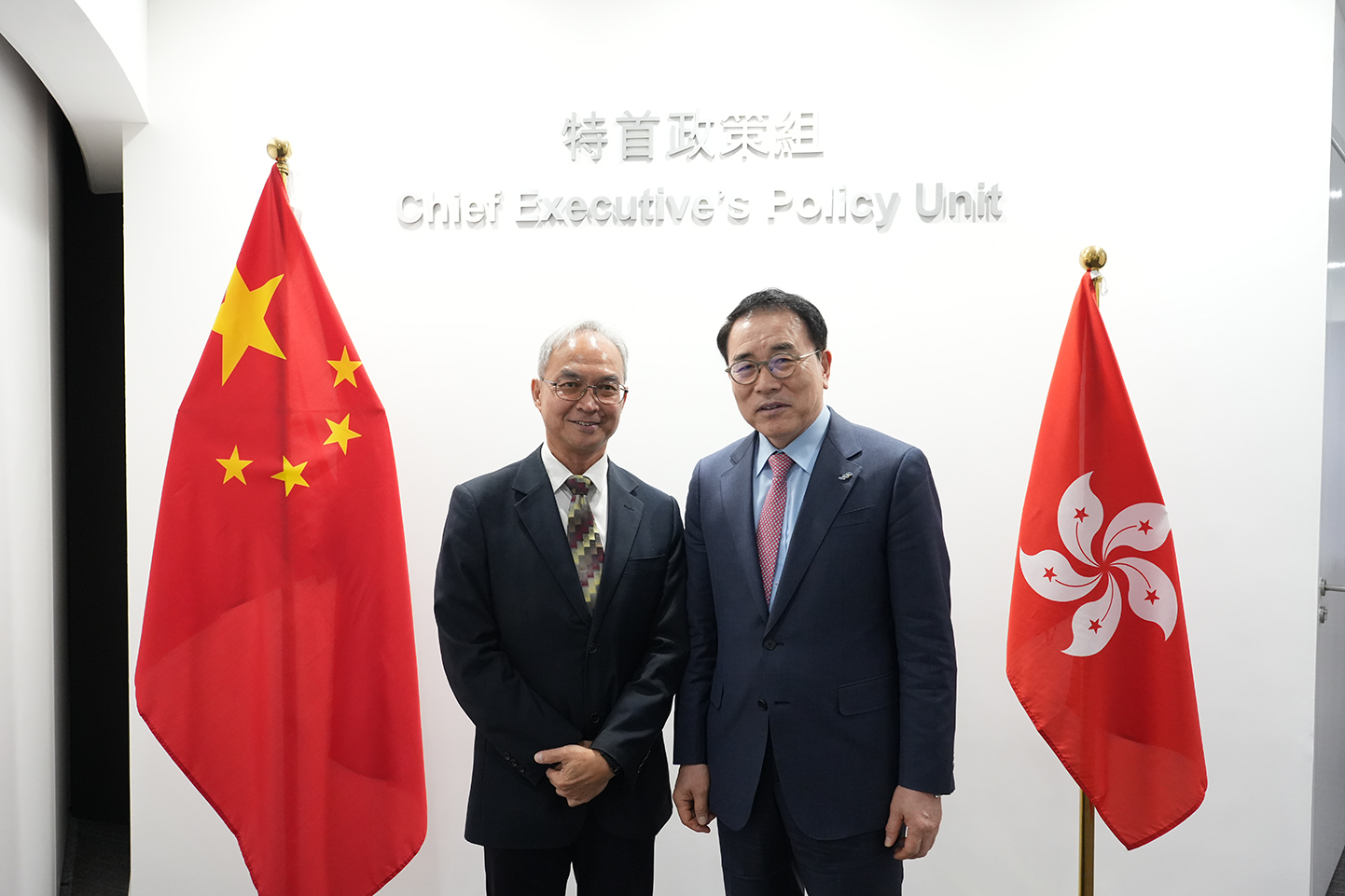 關家明（左）與韓國銀行聯合會主席及行政總裁趙鏞炳（右）會面。