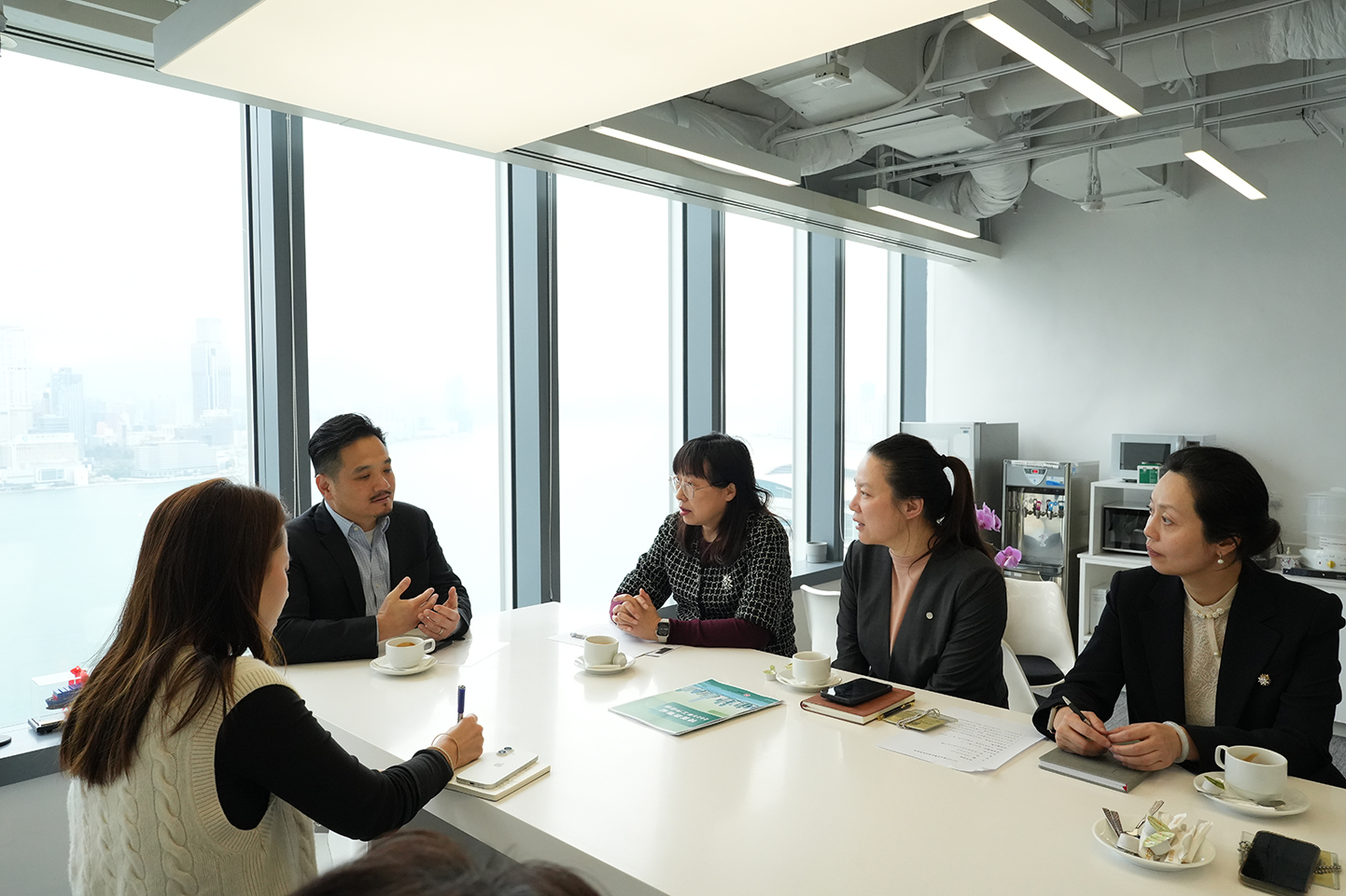 黃元山博士（左二）與中銀香港交易銀行部總經理李海英（右三）及中銀香港環球金融部總經理朱璟（右二）的團隊會面。