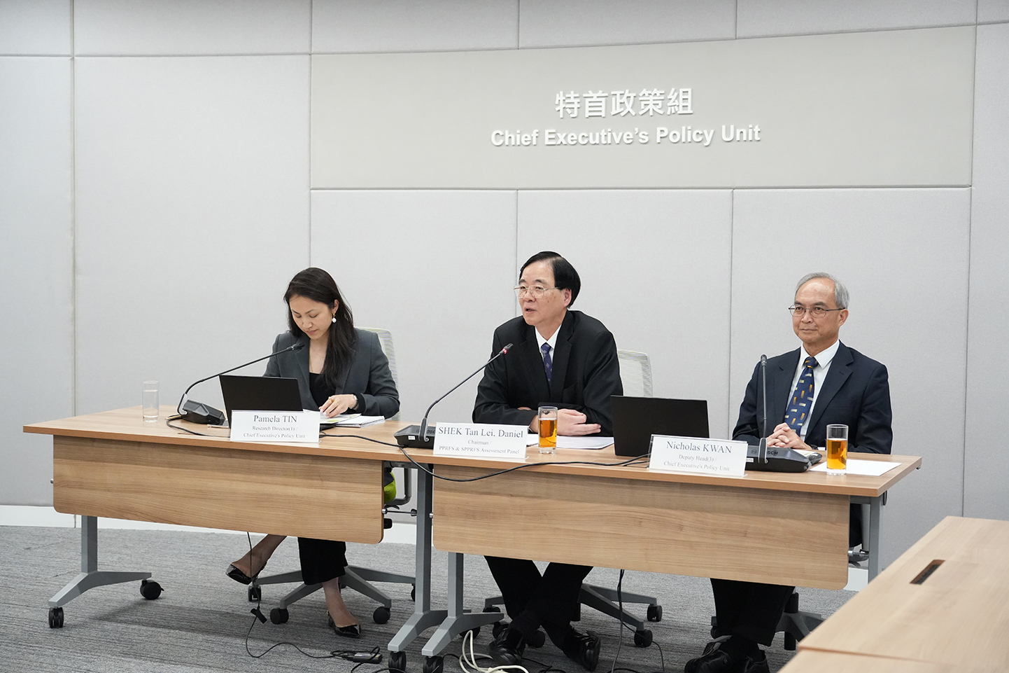 關家明（右）和研究資助計劃評審委員會主席石丹理教授（中）在線上簡介會講解計劃及回答與會者提問。