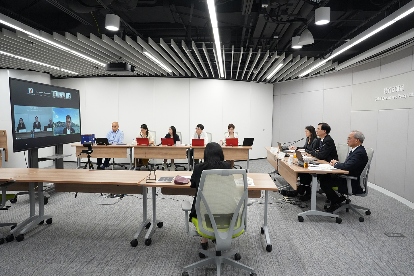 約300名來自本地大專院校及智庫的學者和專家出席線上簡介會。