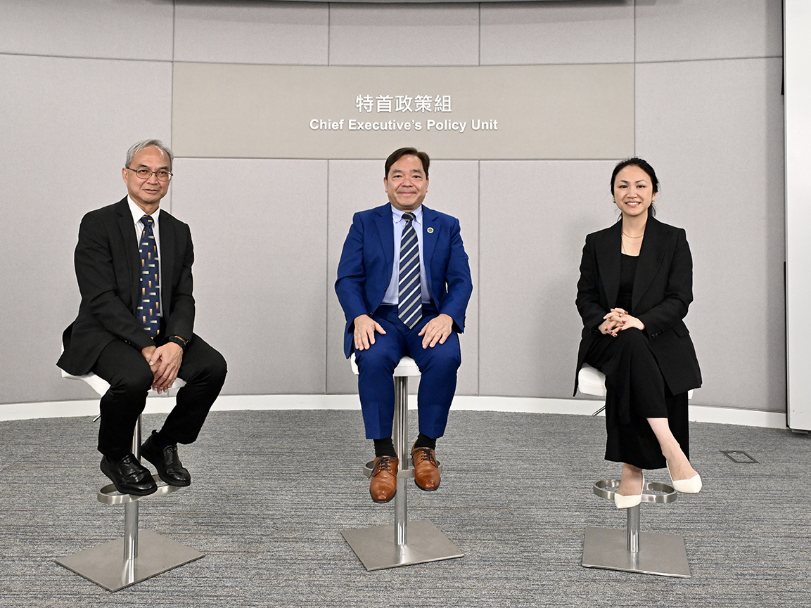 （左起）關家明、恒生大學常務暨學術及研究副校長莫家豪教授及特首政策組研究主任田詩蓓就公共政策研究資助計劃進行交流。